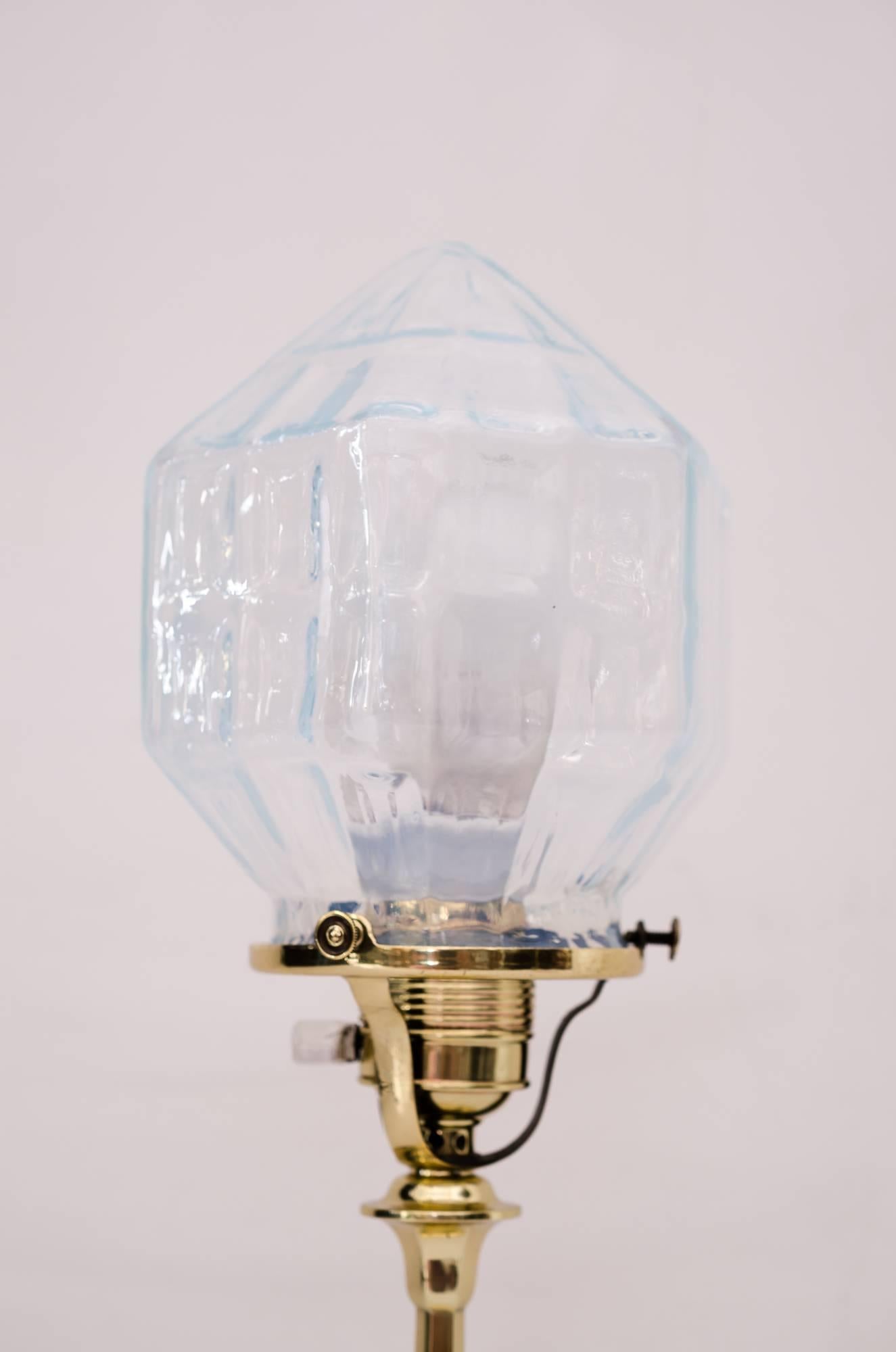 Jugendstil-Tischlampe mit Opalglas, um 1910
Poliert und einbrennlackiert.