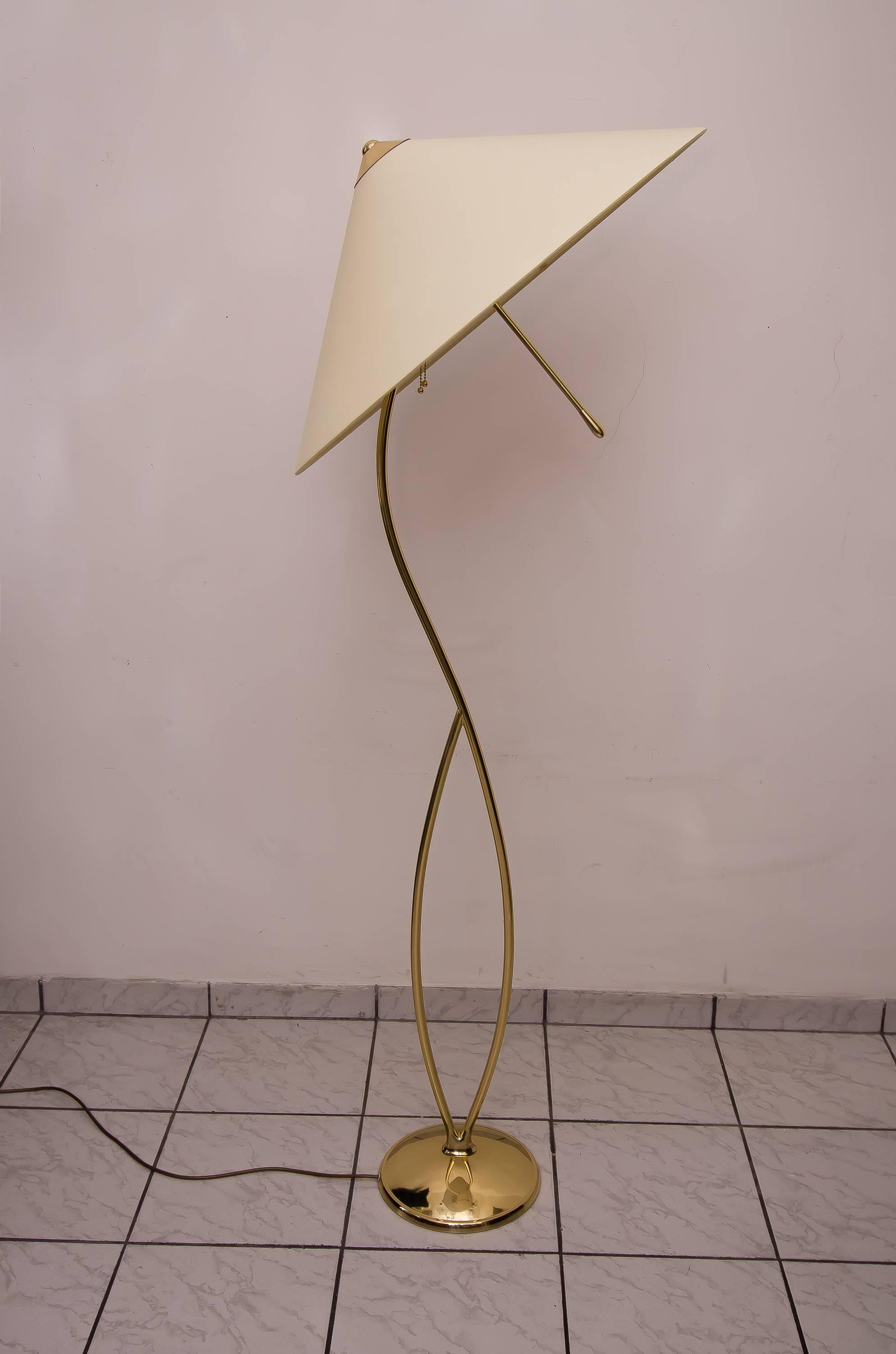 Very beautiful swivelling floor lamp attributed to Rupert Nikoll
The lamp shades have been renewed as well based on the original dimensions.
Polished and stove enamelled
Two bulbs e27.
    