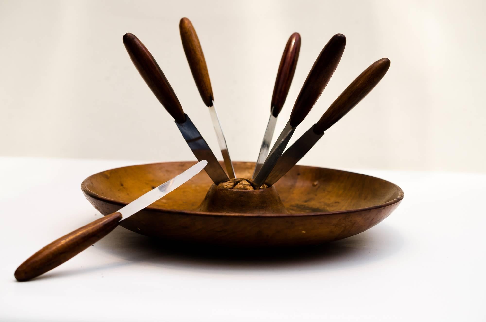 Fruit plate with six knives in the style of Auböck
(Price is including the knives)
Original condition.
 