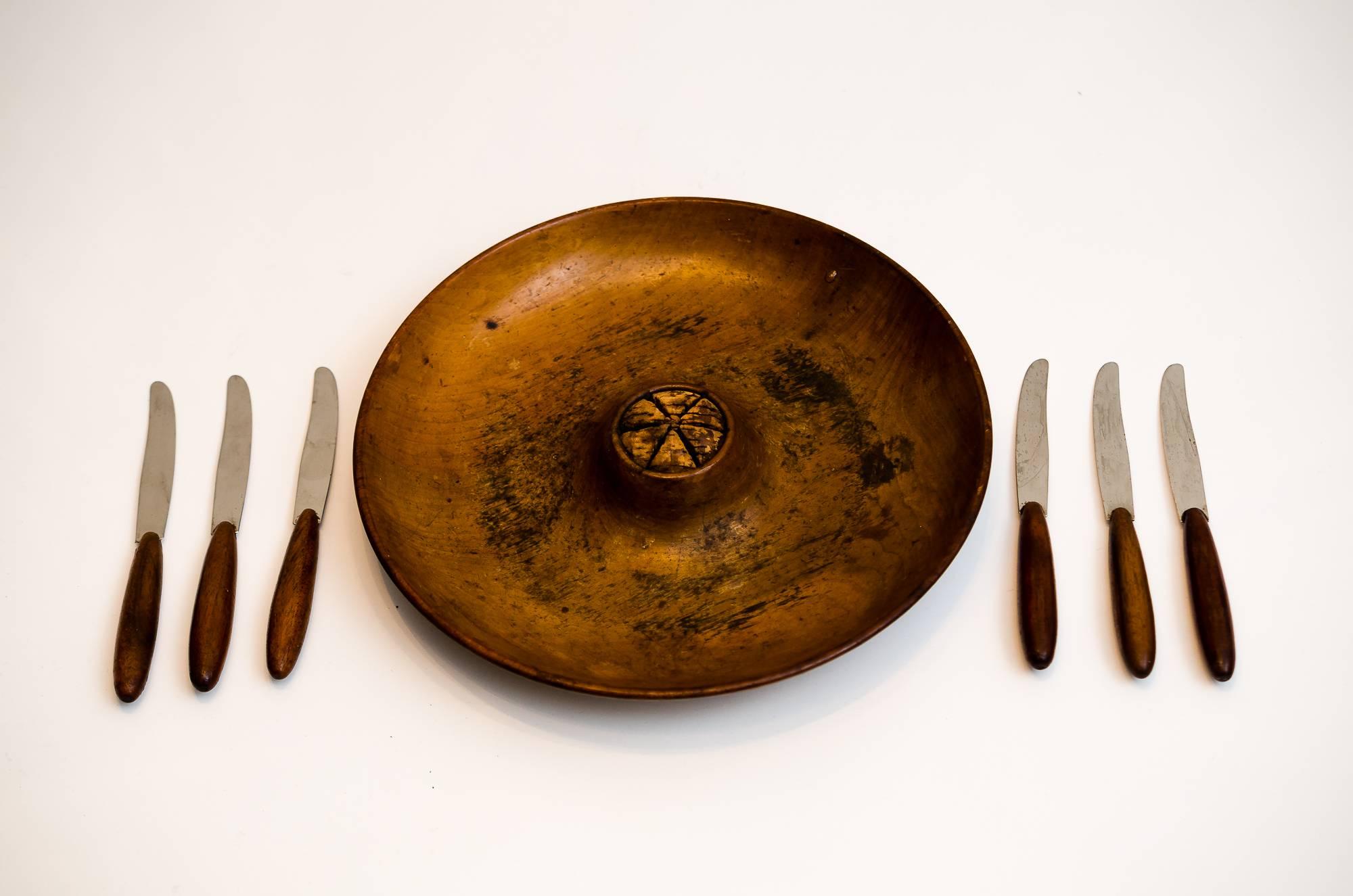 Mid-Century Modern Fruit Plate with Six Knives For Sale