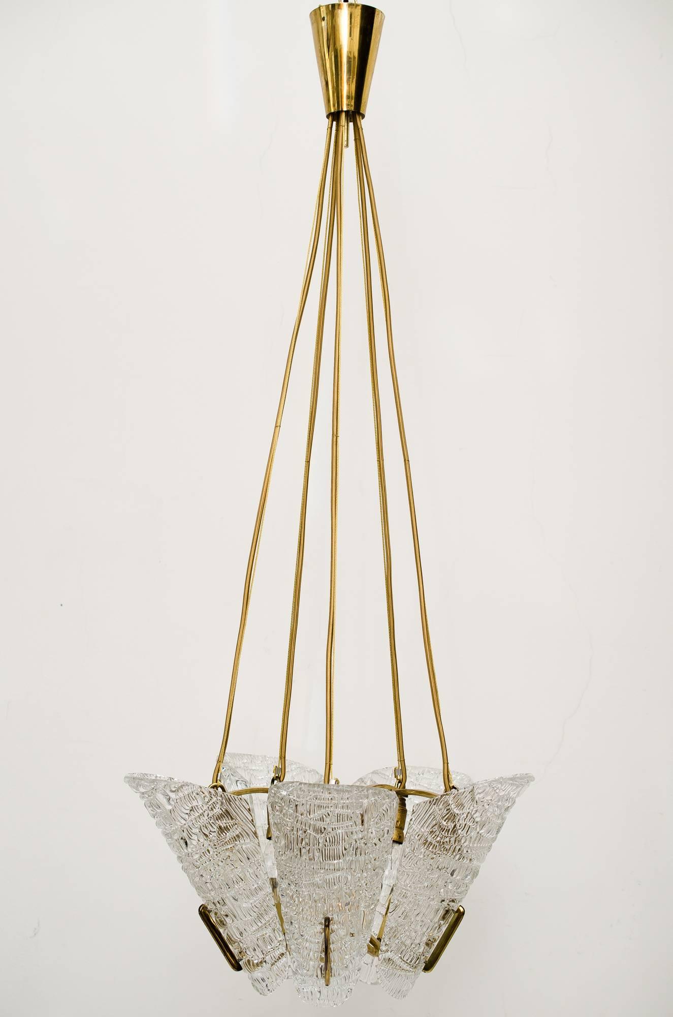 Bellissimo lampadario Klamar con vetro testurizzato, circa anni '50
Condizioni originali.