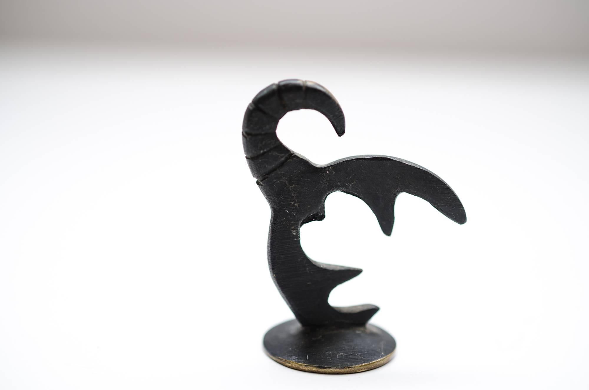 Statuetta in ottone con segno zodiacale dello Scorpione di Walter Bosse, anni '50
Condizioni originali.
   