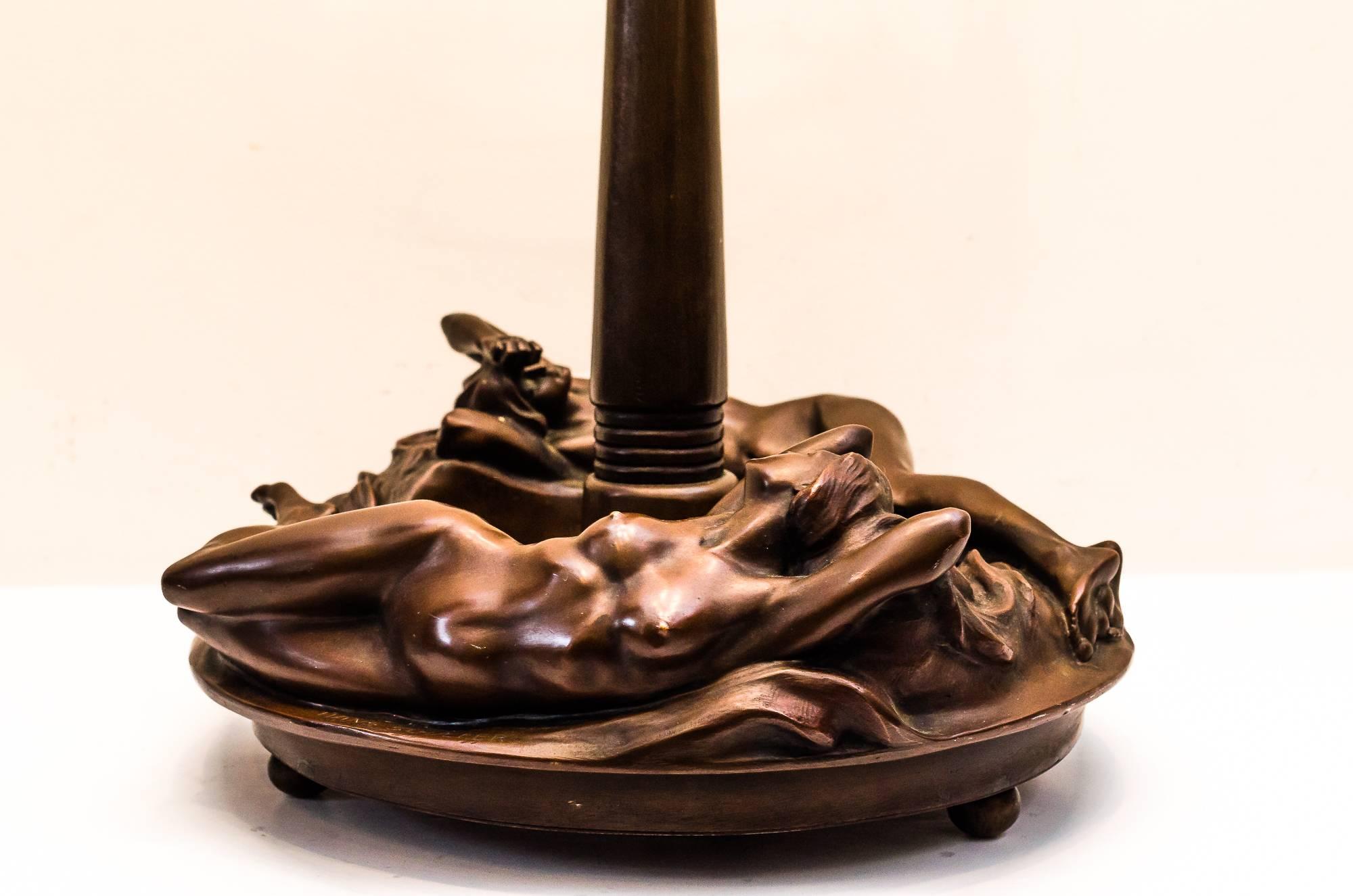 Original Art Nouveau bronze Lamp with lying nudes created between 1900 -1920s by renowed american-austrian sculptor and medailleur Hans Schaefer (1875 Sternberg/Mähren - 1933 Chicago/USA). The sculptor studied by M: Marschall and Stefan Schwartz in