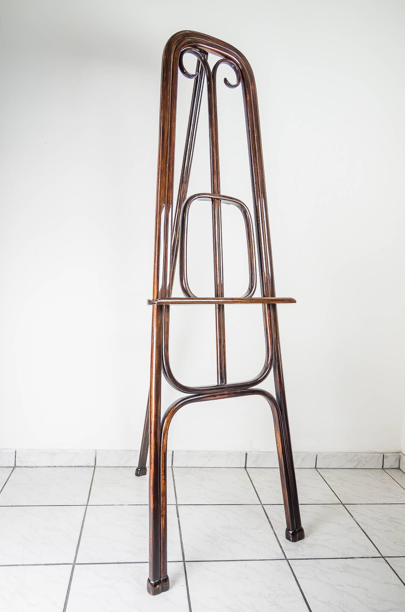 Art Nouveau easel circa 1900 beechwood polished (red / brown) by Thonet
Mod. no. 10171
Adjustable.
