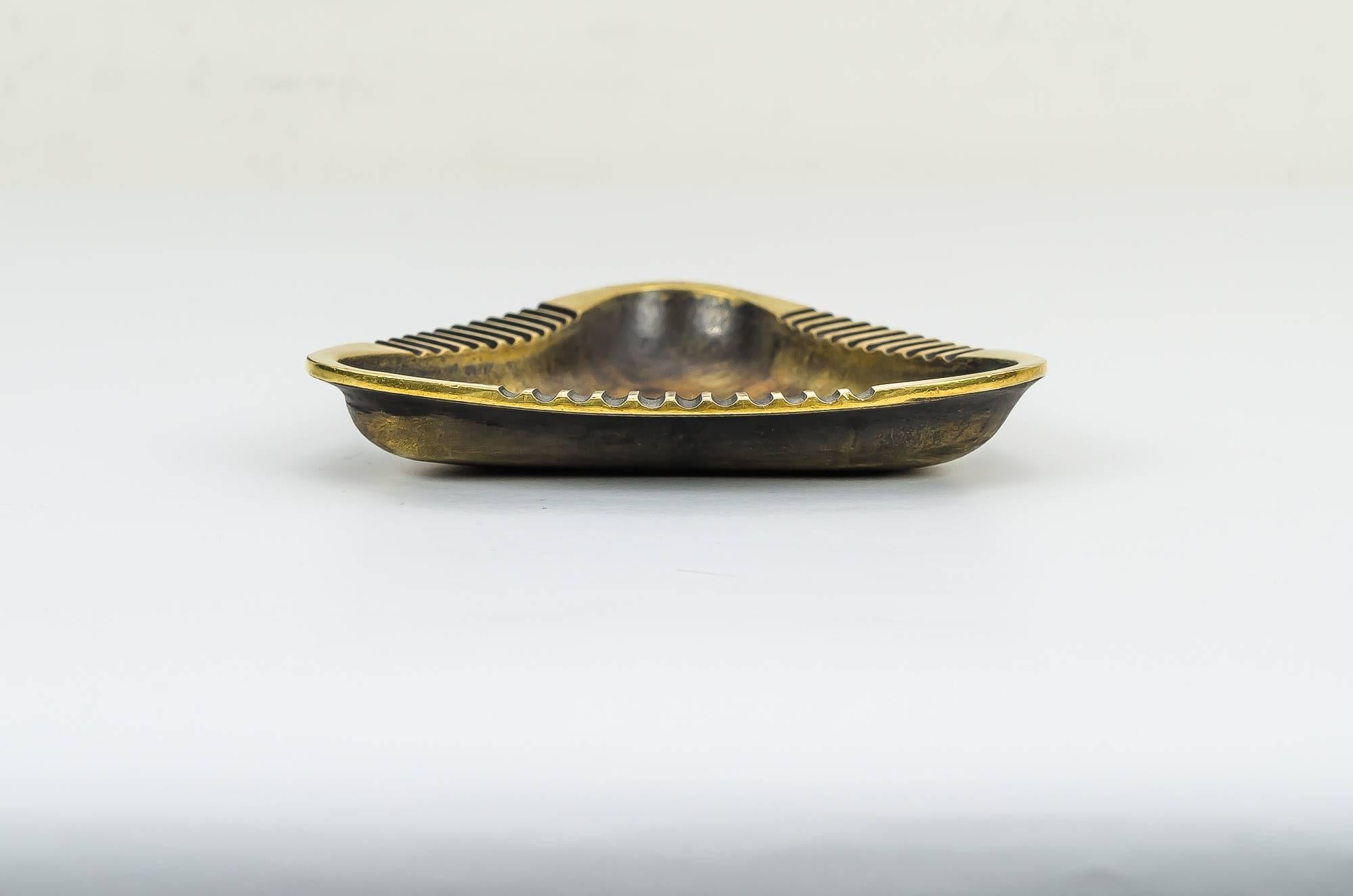 Set aus Aschenbecher und Zigarettenschachtel von Richard Rohac
Originalzustand
Aschenbecher Durchmesser 12cm
Zigarettenschachtel hoch 3cm 
Breite 10cm
Deph 8cm.