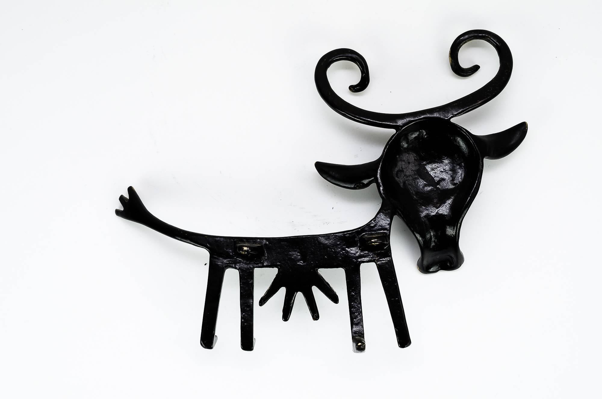 Austriaco Appendiabiti Walter Bosse che mostra una mucca, circa anni '50 in vendita