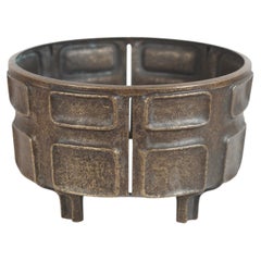 Jardinière/pot de fleurs en bronze moulé en relief de style brutaliste allemand, sur pied, modèle 54490