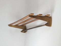 Rare porte-manteau de style « Mid-Century Modern » en noyer et laiton, signé Carl Auböck, modèle 3760