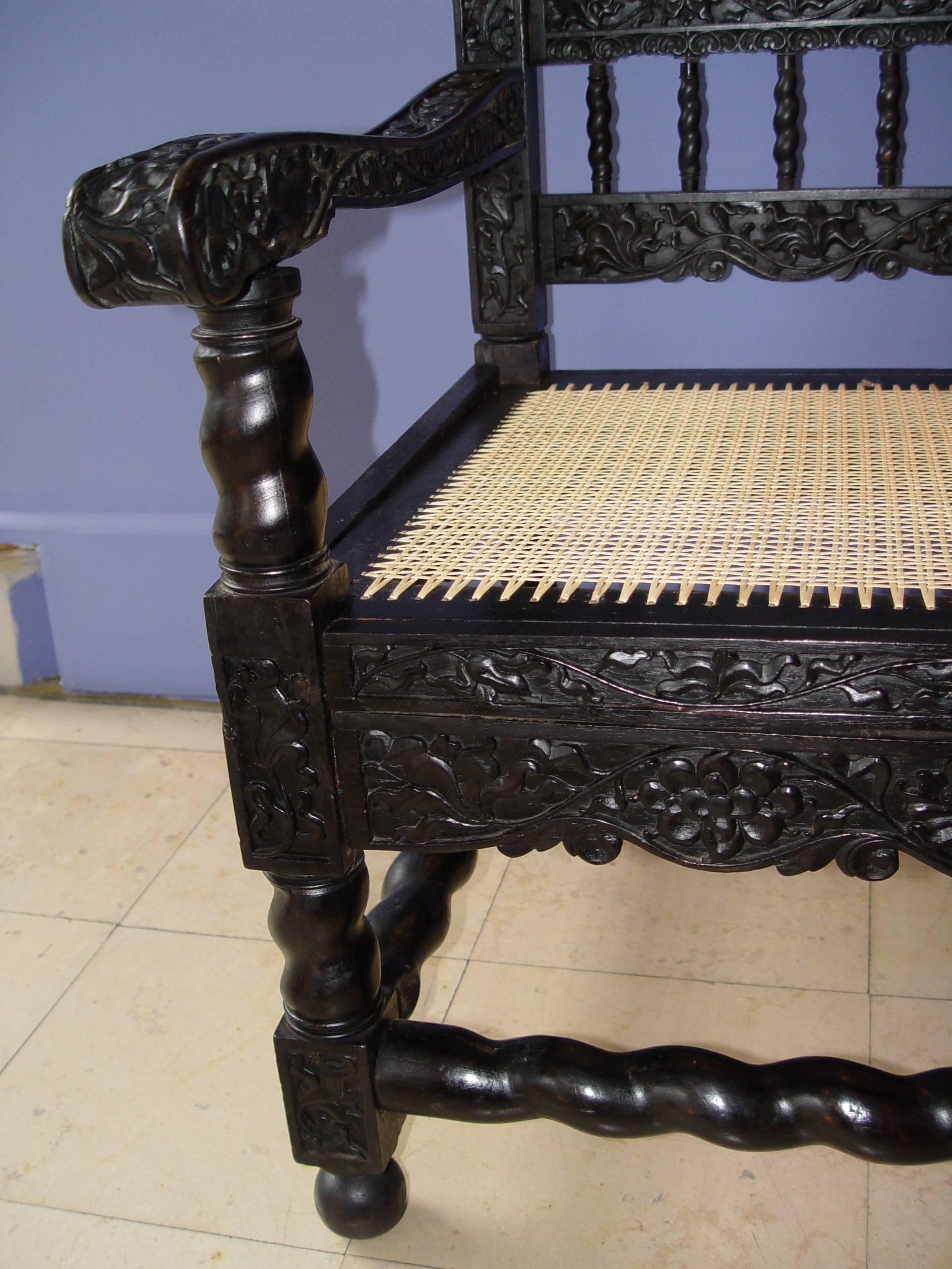 Very Rare Pair of Early 18th Indonesian Ebony Carved Settees In Good Condition For Sale In Paris, FR
