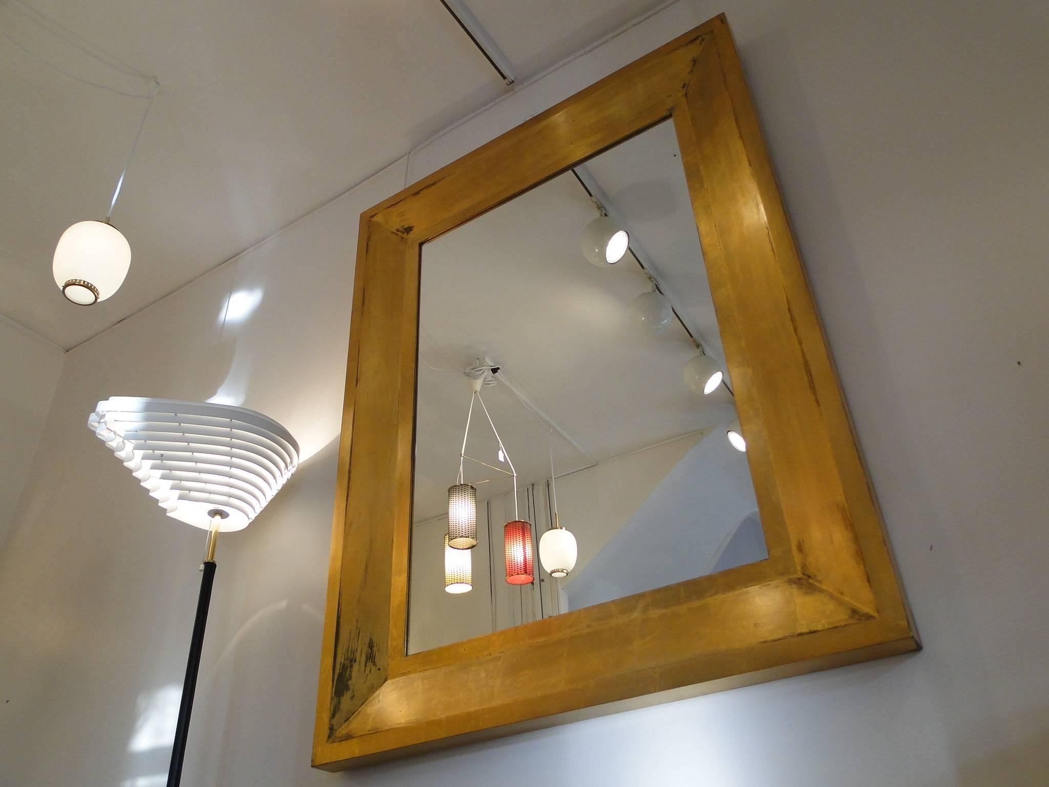 Rectangular wall-hanging mirror with frame in gold leaf, 1980s. This mirror can hang vertically or horizontally.