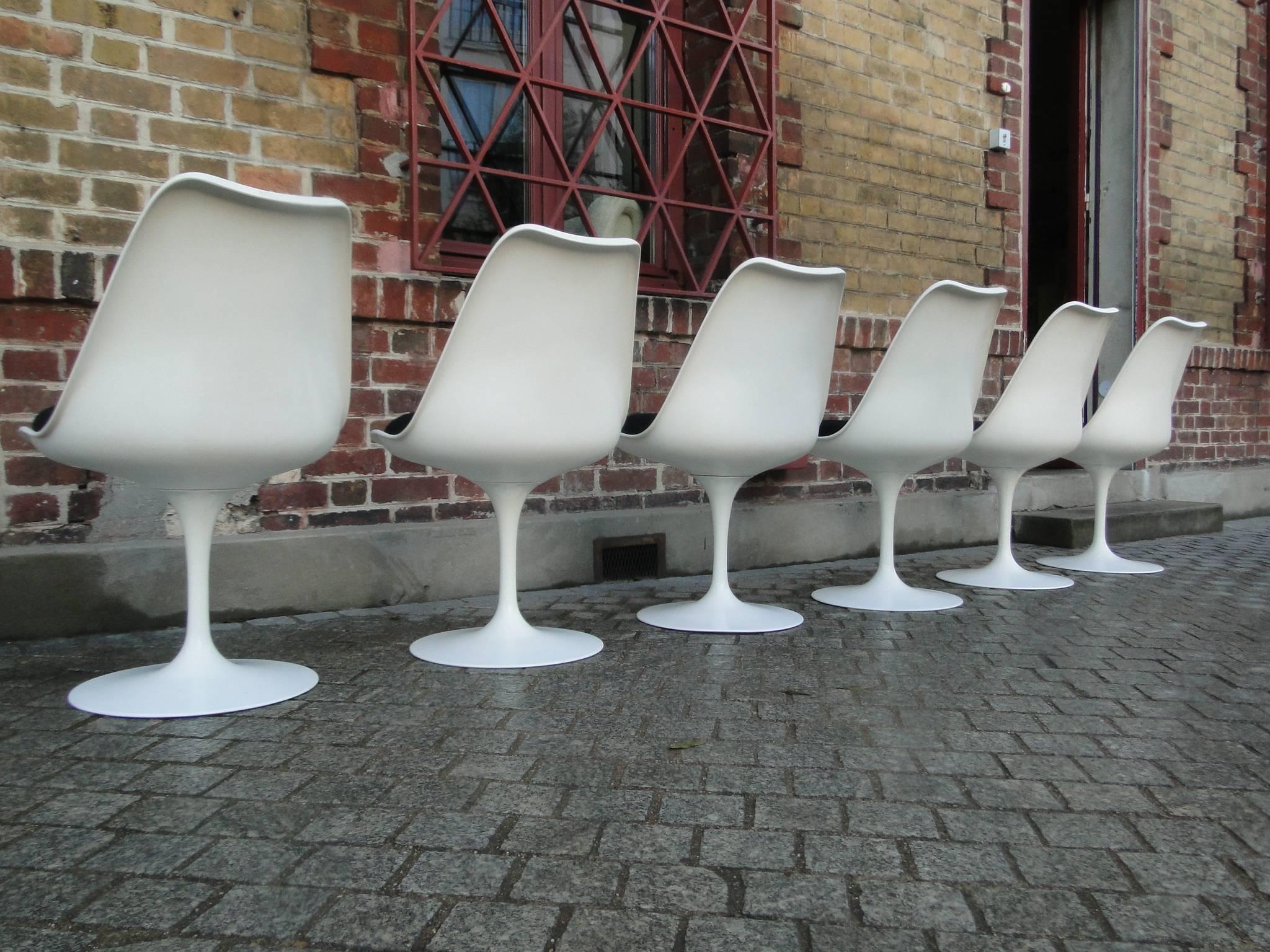 Mid-Century Modern Eero Saarinen Set of Six Swivel Tulip Chairs for Knoll International For Sale