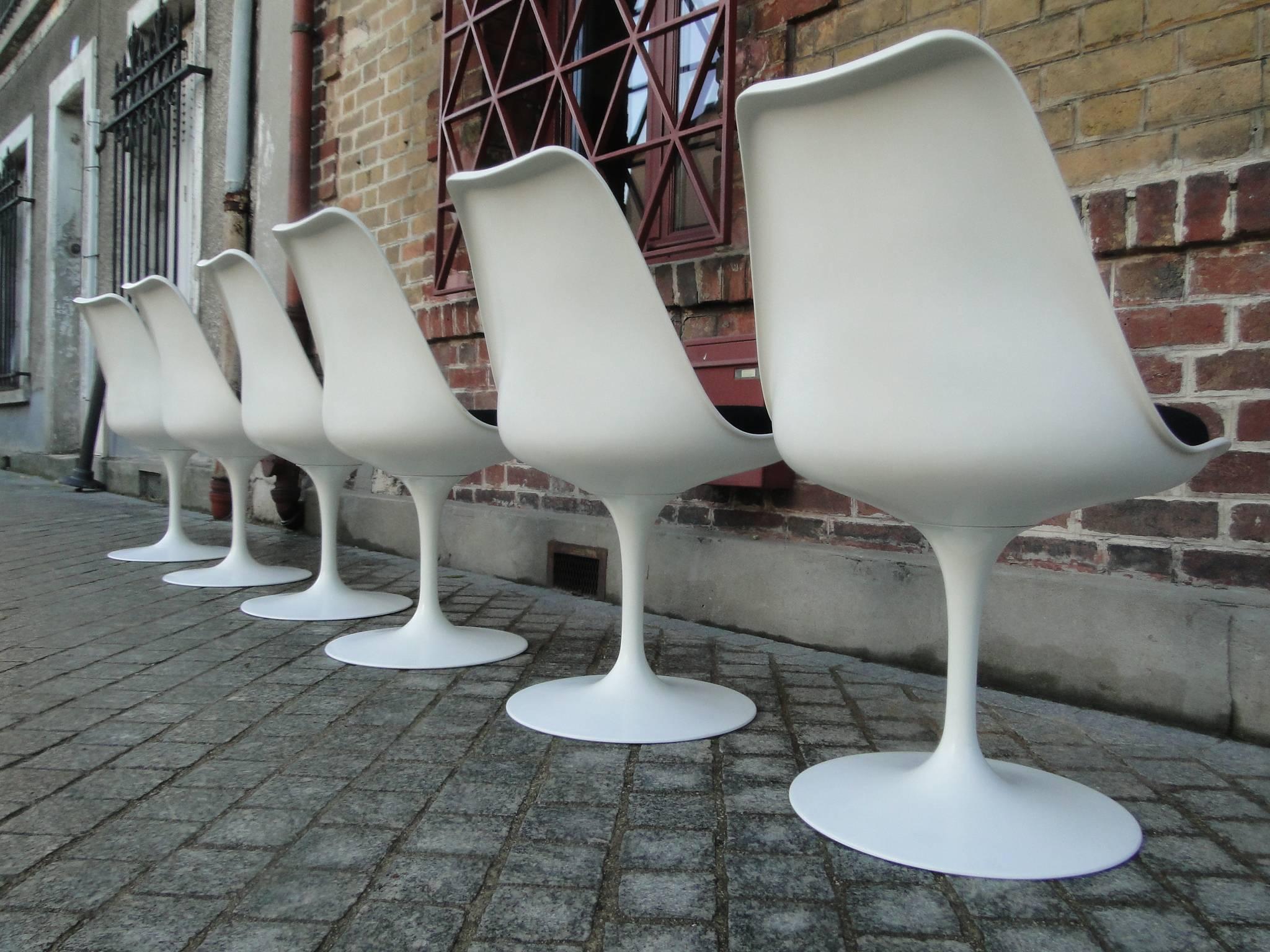 Aluminum Eero Saarinen Set of Six Swivel Tulip Chairs for Knoll International For Sale