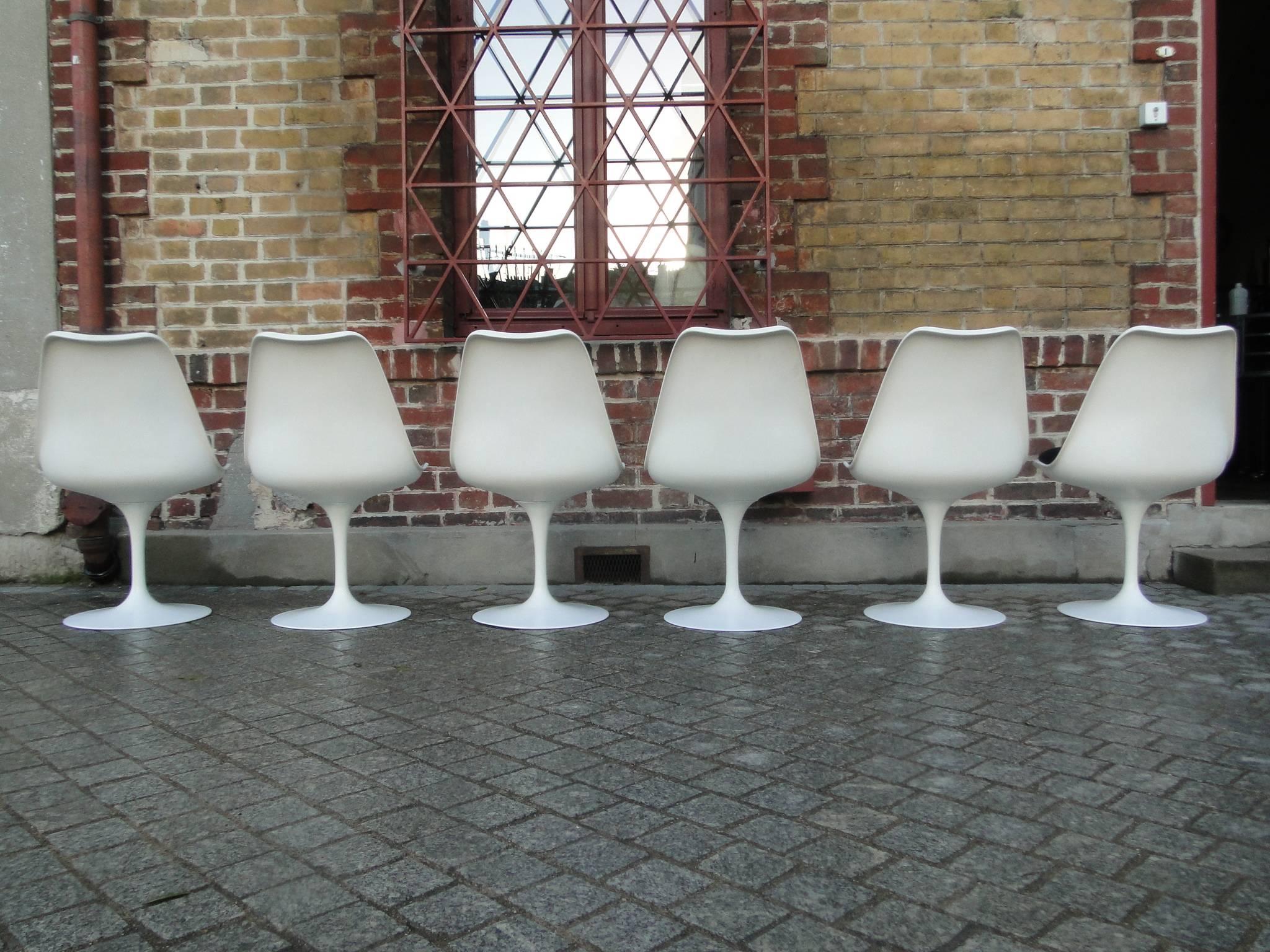 Eero Saarinen Set of Six Swivel Tulip Chairs for Knoll International For Sale 1