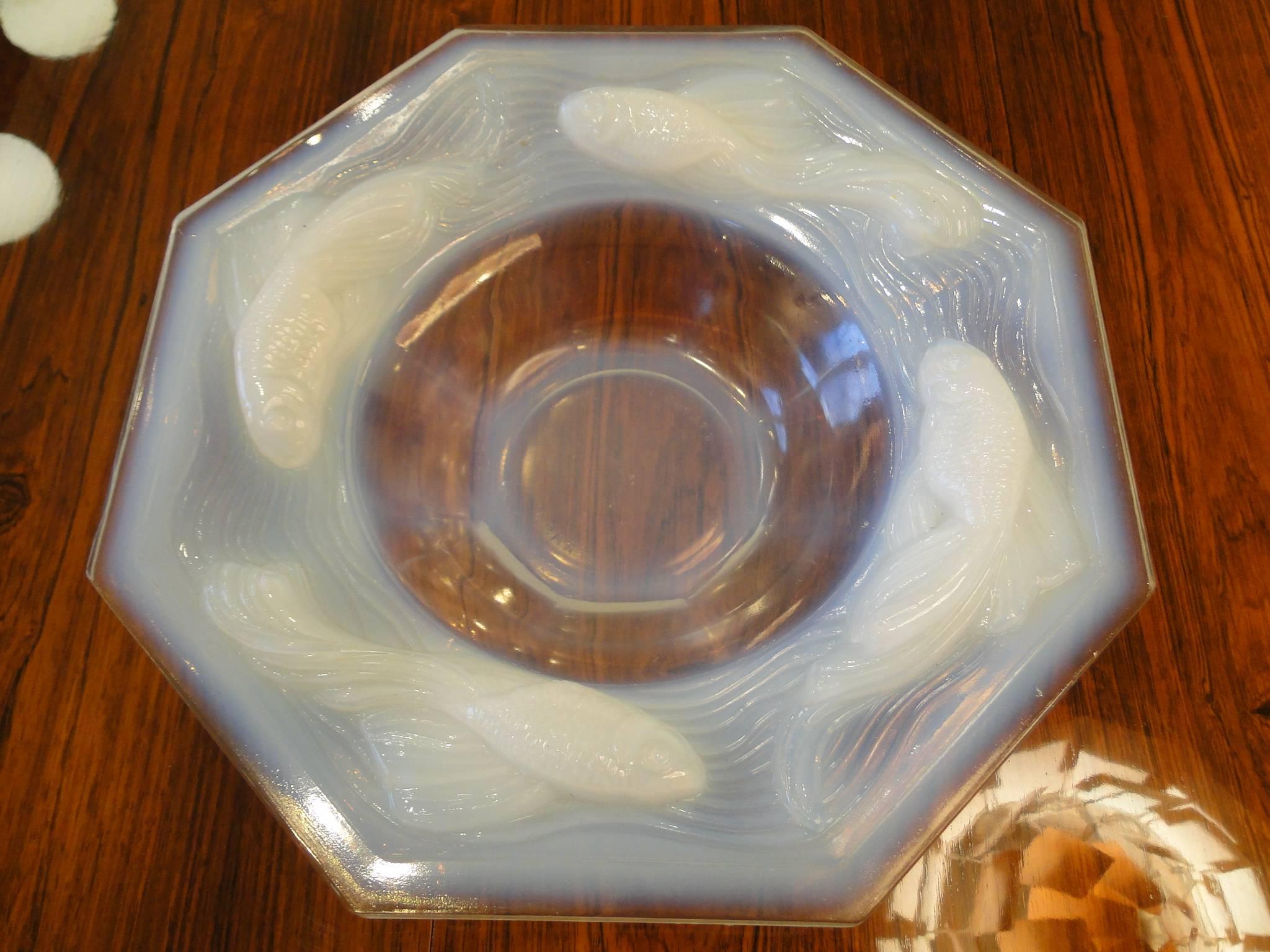 Edmond Etling French Art Deco Opalescent Glass Bowl In Excellent Condition For Sale In Saint-Ouen, FR