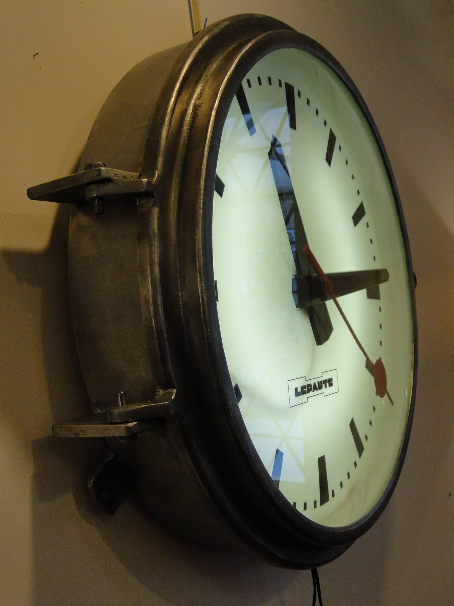 Horloge industrielle de la gare de Lepaute, fabriquée en France

Vintage French Station - Railway - Factory Lepaute Clock

Un côté avec verre et éclairage

Le cadre est en métal avec du verre -

Il mesure 30