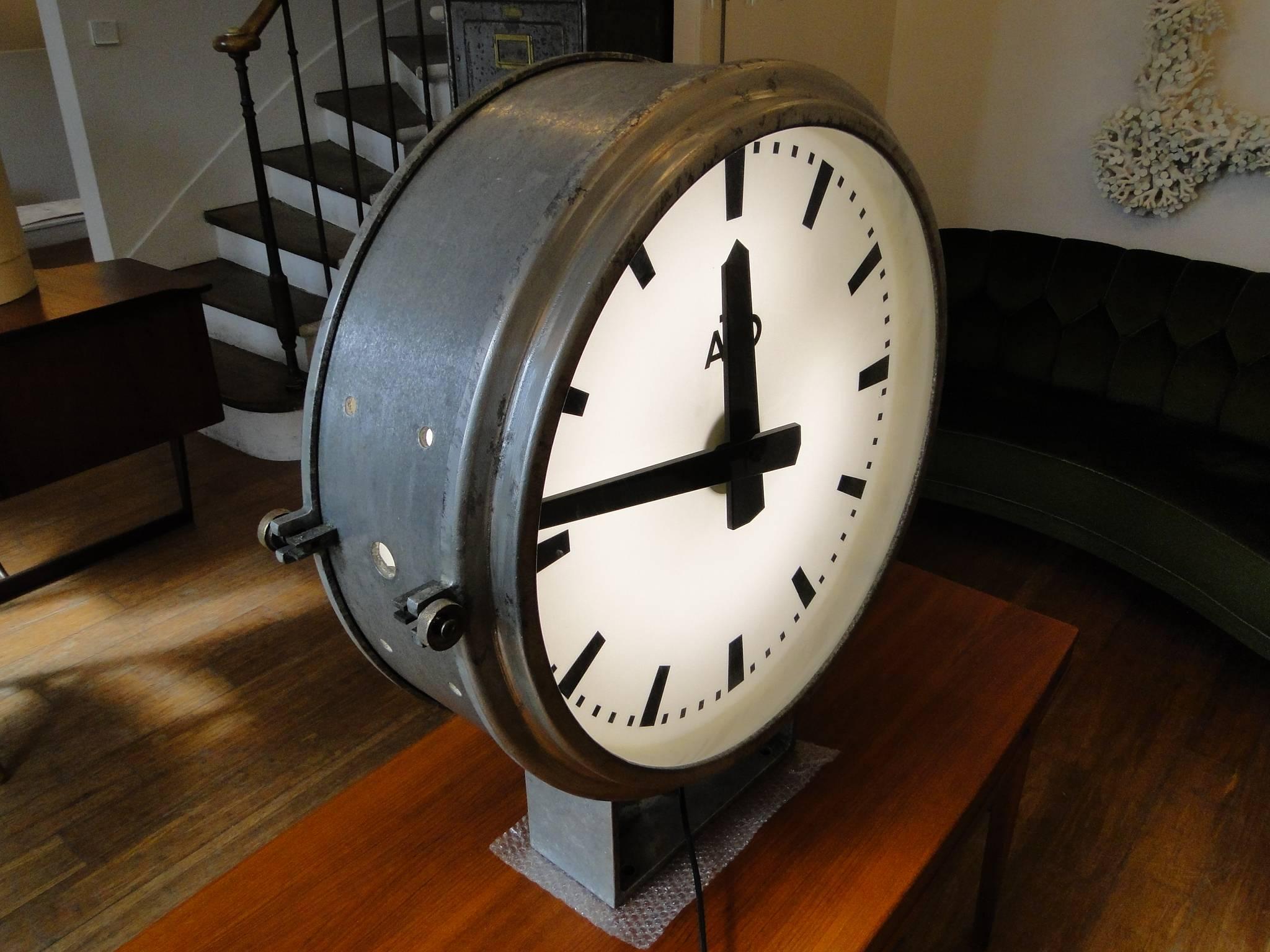 Horloge vintage de gare - chemin de fer - usine ATO.

Double face avec verre et éclairage

Le cadre est en aluminium et en verre. 

Il mesure 29