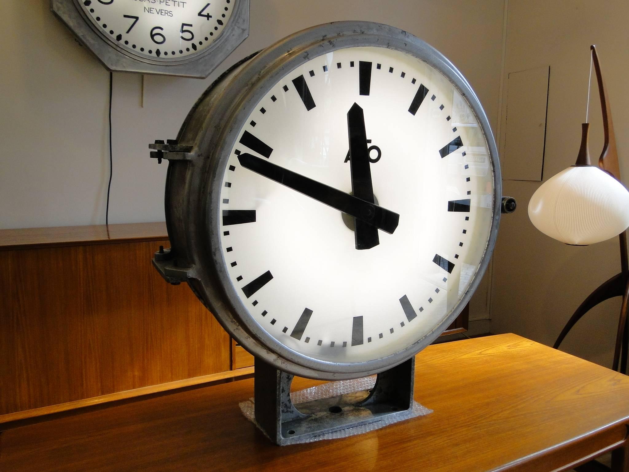 Français Horloge industrielle double face d'usine française de la gare Ato Brillie