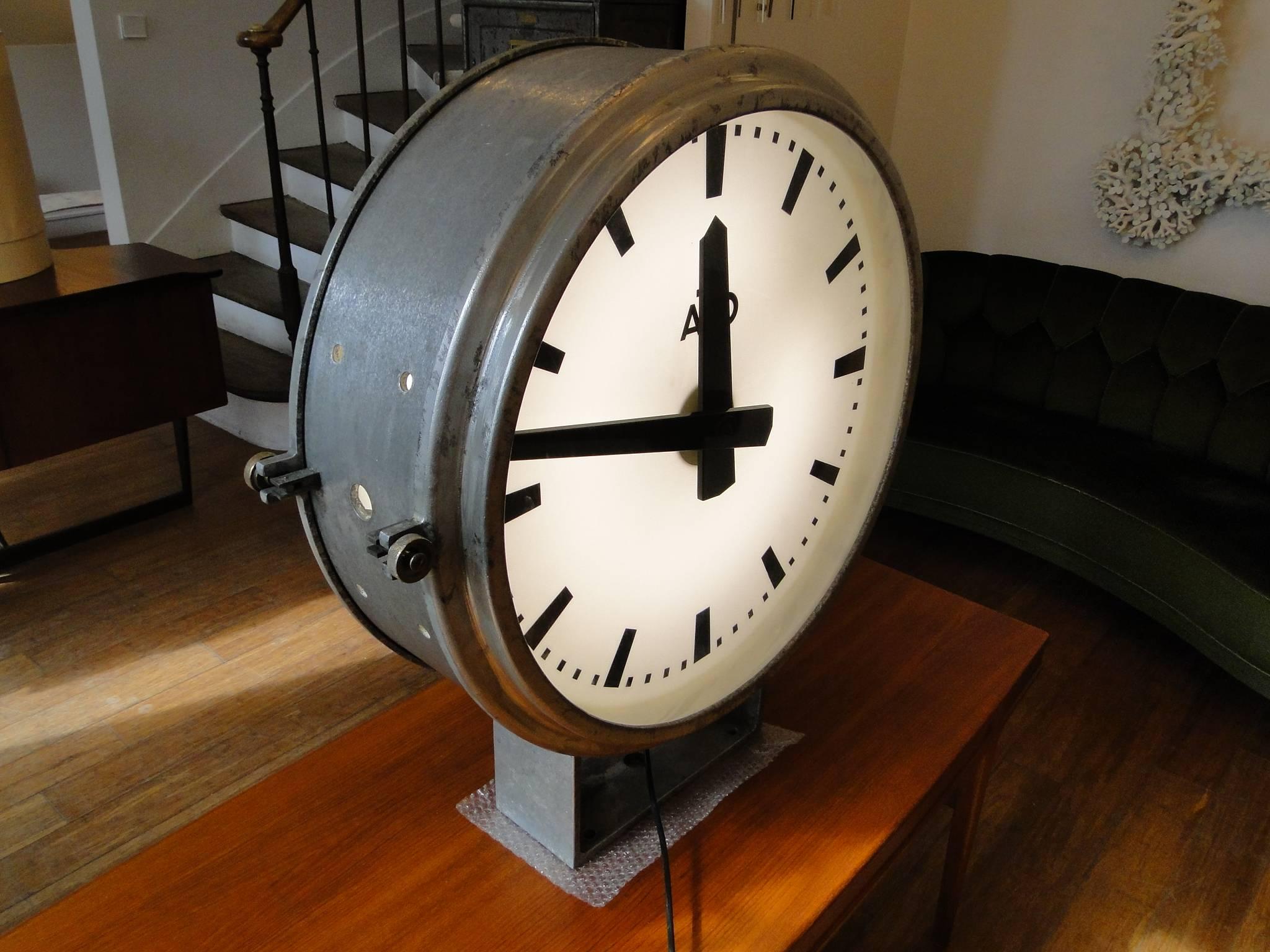 Milieu du XXe siècle Horloge industrielle double face d'usine française de la gare Ato Brillie