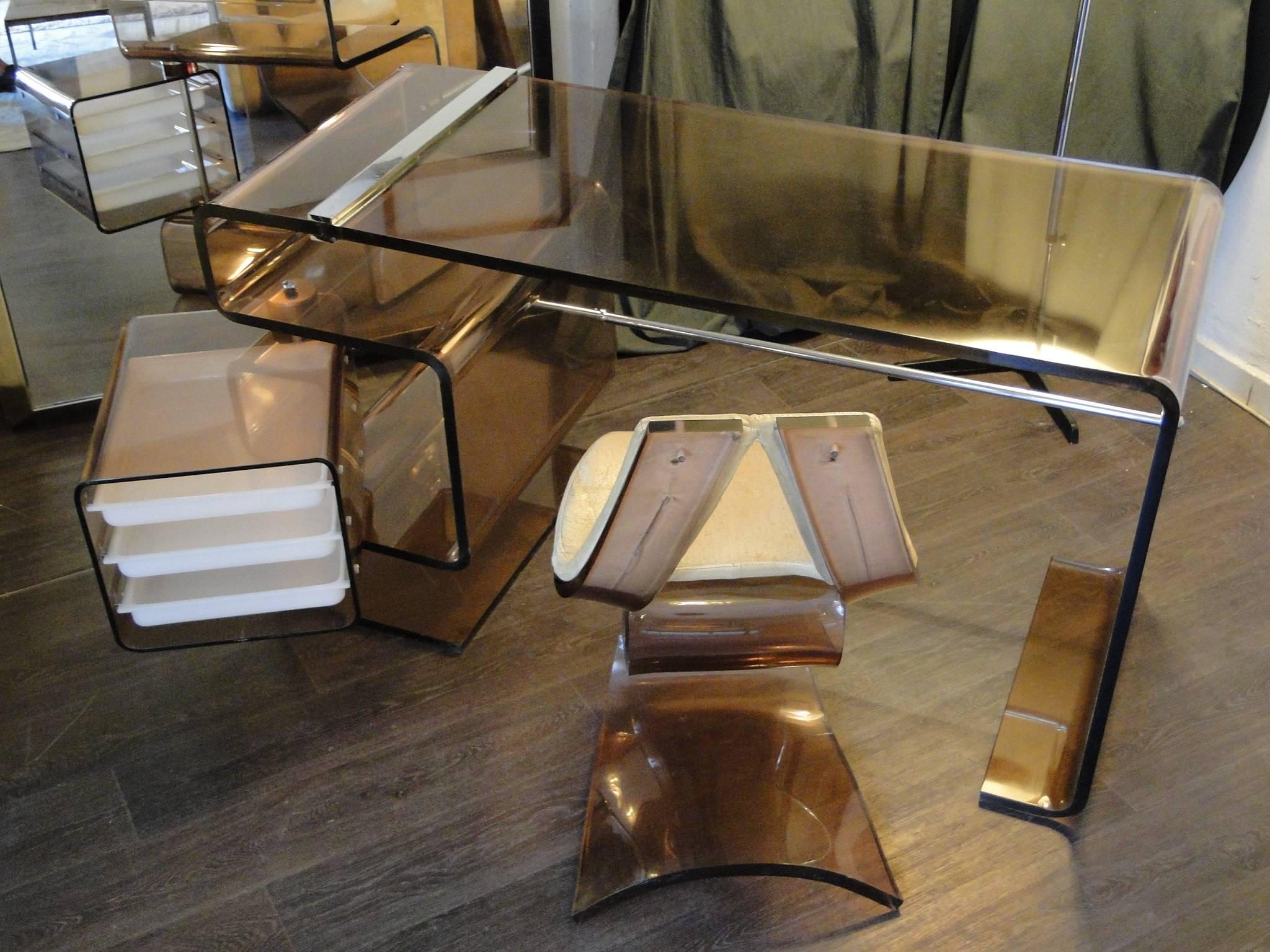 Desk Michel Dumas, circa 1971.
Desk: Colored Perspex, chrome-plated metal; chrome-plated metal (2). Desk: 29 ½ x 54 x 23 ⅝ in. (74.9 x 137.2 x 60 cm).

Literature: Philippe Decelle, Diane Hennebert and Pierre Loze, L'Utopie du Tout Plastique