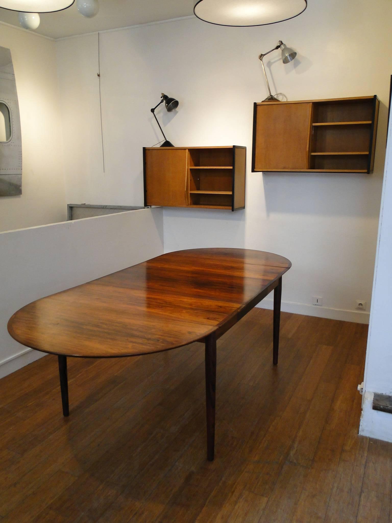 Arne Vodder 1926-2009: Dining table made ​​of veneered Brazilian rosewood, flaps on each side and two extension leaves with apron per 56 x 106 cm.
Sibast Furniture, model 227. Measures: H 72 cm, L 72 cm (with flaps L 178 cm), 106 cm . Max . L 290