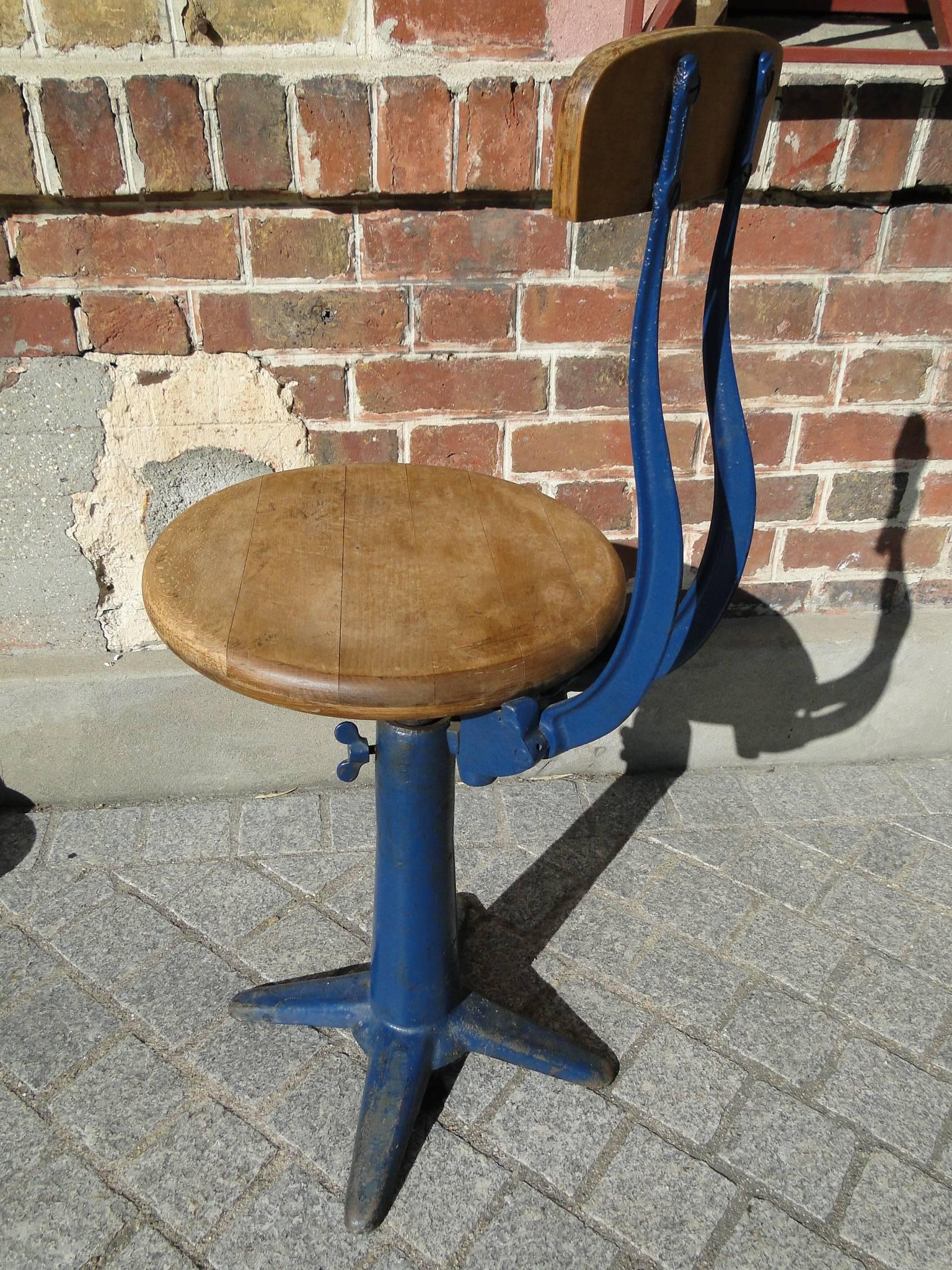 This 'Singer' machinist chair was manufactured by Simanco (Singer Manufacturing company), in the 1930s.

It is branded on the cast iron base which has been factory painted. The backrest are made from steam bent plywood. The chair are in excellent