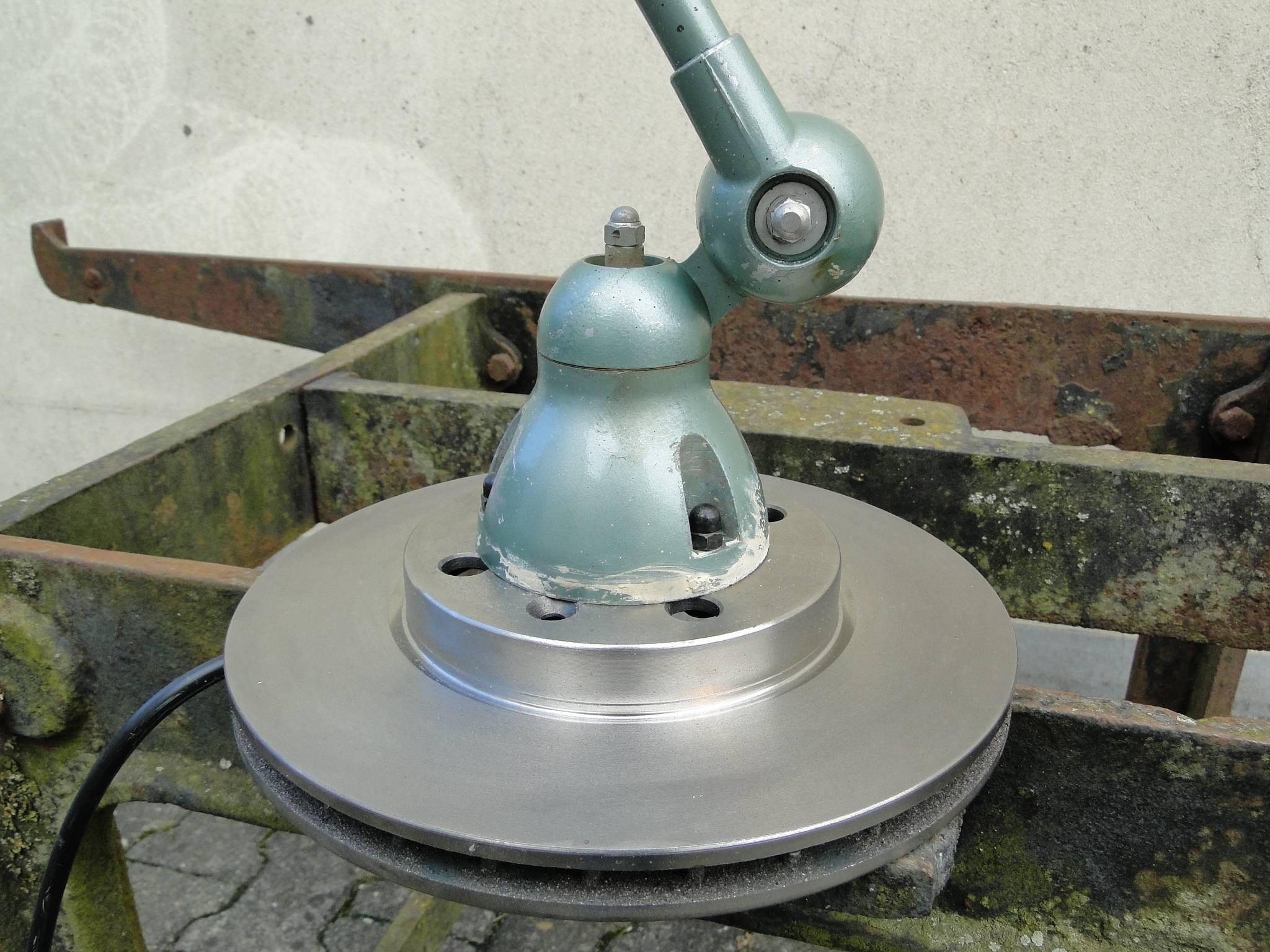 Two-armed French industrial Jielde lamp 

designed in the 1950s by Jean-Louis Domecq.

The Jielde, completely rewired,
is in perfect working order and works with all current and E27 bulb.

It comes with the matching plug of your country so