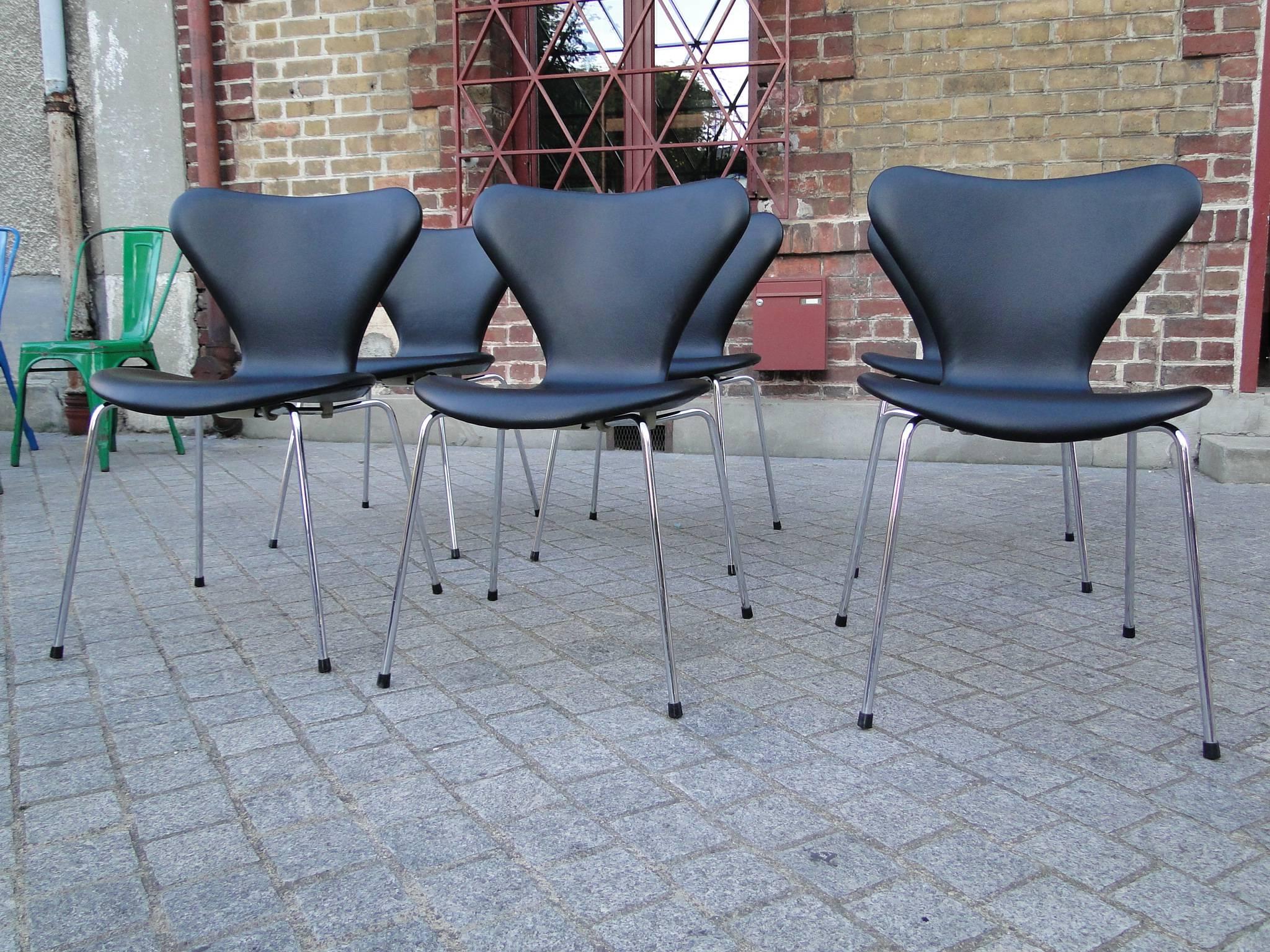 Arne Jacobsen 1902-1971. Six series seven chairs, model 3107. Moulded shell, chromed legs. Produced by Fritz Hansen. Seat H. 44.5 cm. Newly reupholstered by a professional upholsterer in black leather from Arne Sørensen.