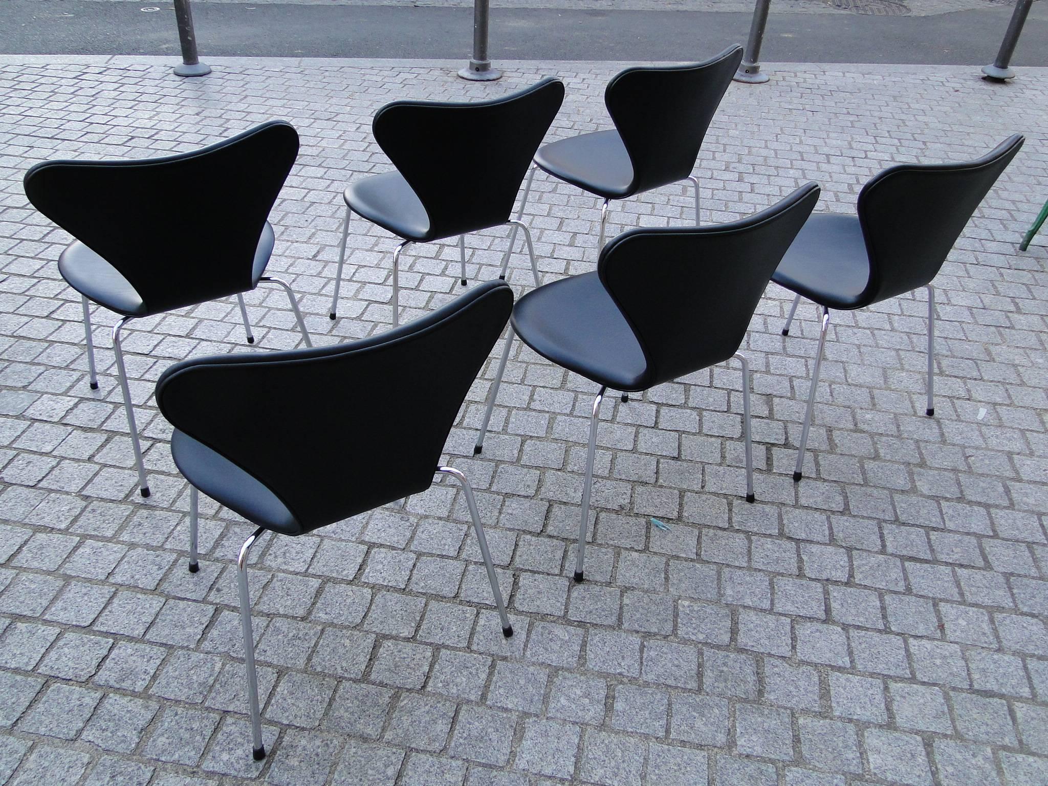 Scandinavian Modern Arne Jacobsen, Six Chairs, Model 3107 Black Leather Arne Sørensen For Sale