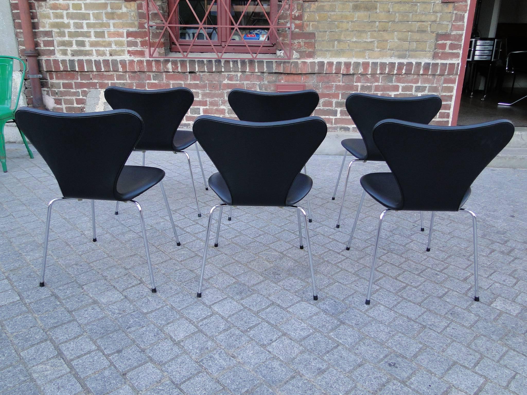 Arne Jacobsen, Six Chairs, Model 3107 Black Leather Arne Sørensen In Excellent Condition For Sale In Saint-Ouen, FR