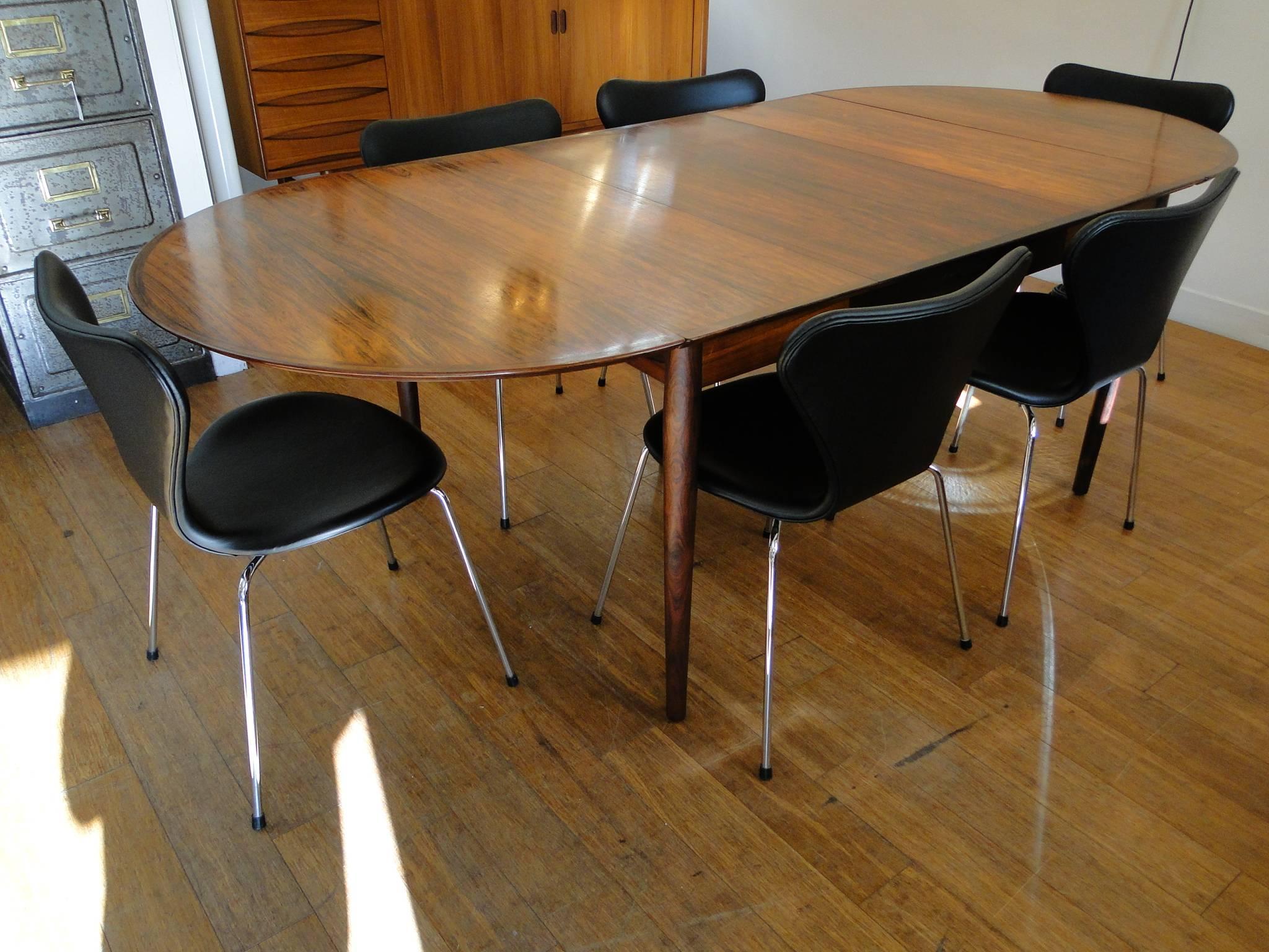 Arne Jacobsen, Six Chairs, Model 3107 Black Leather Arne Sørensen For Sale 1