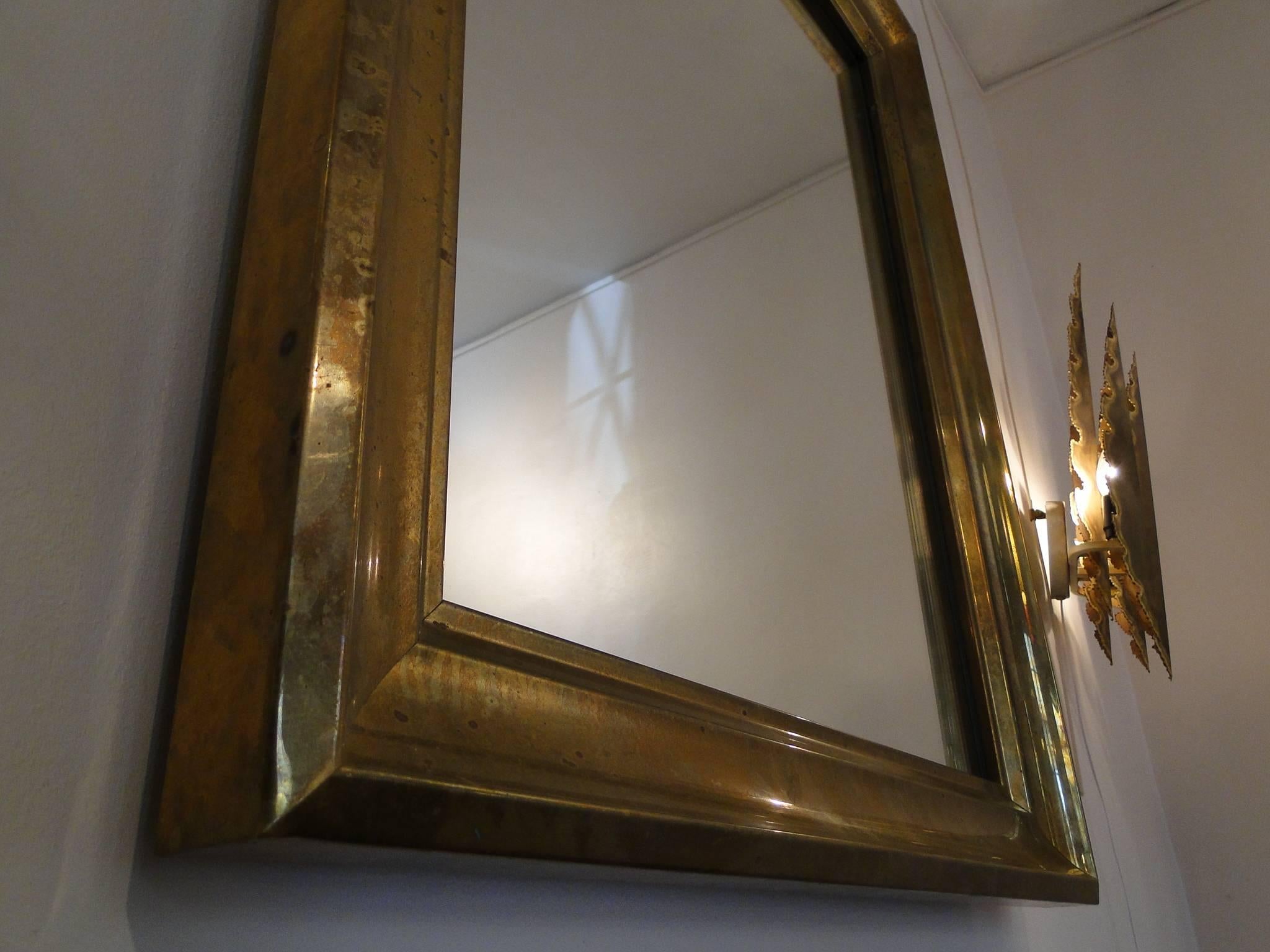 Large-Scale Mid-Century French Brass Mirror with Geometric Detail In Good Condition In Saint-Ouen, FR