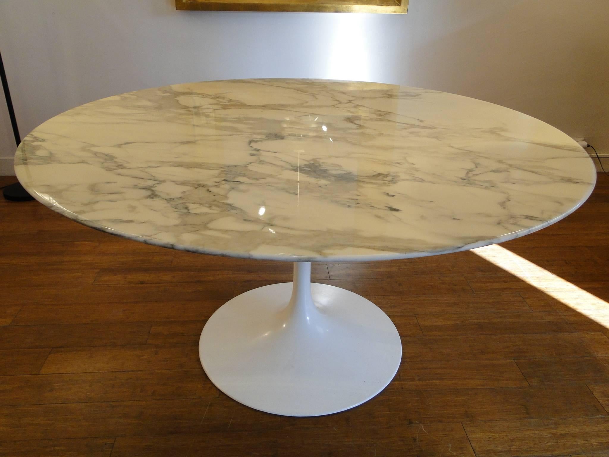 1957 Tulip Dining Table by Eero Saarinen for Knoll Calacatta In Good Condition In Saint-Ouen, FR