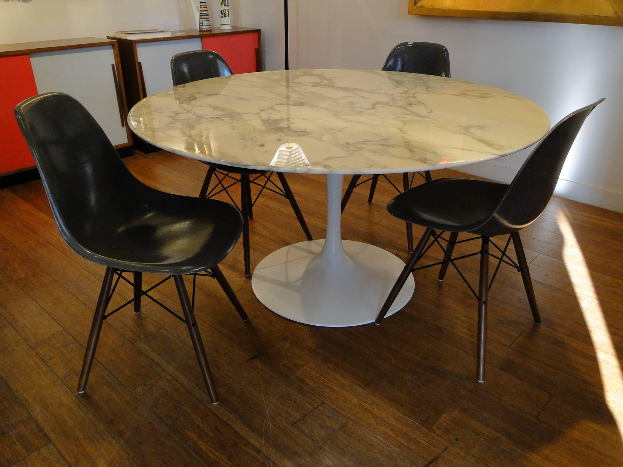 Round tulip based table, designed by Eero Saarinen, (1957), U.S.A. Knoll International.

Tulip base in white (stamped 'Knoll International') with a 137 cm marble top in very light grey. This table dates to the 1970s.
Condition: 

Very good