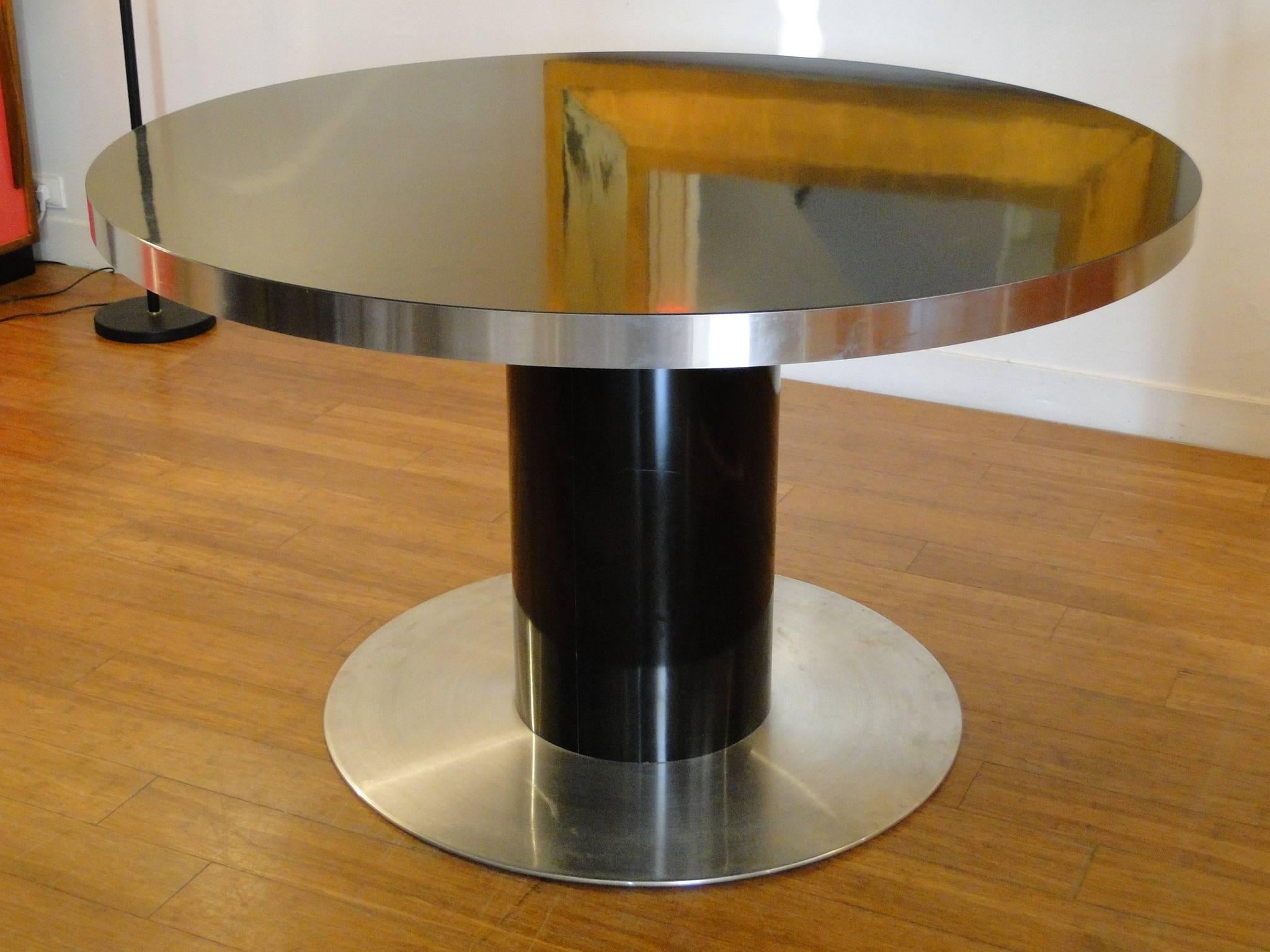 Willy Rizzo dining table model "savage" edited by Mario Sabot, circa 1970, in good condition, brushed aluminium.
Willy Rizzo is best known as a photographer. He began his illustrious 20 year career with Paris Match in 1948 which lead to