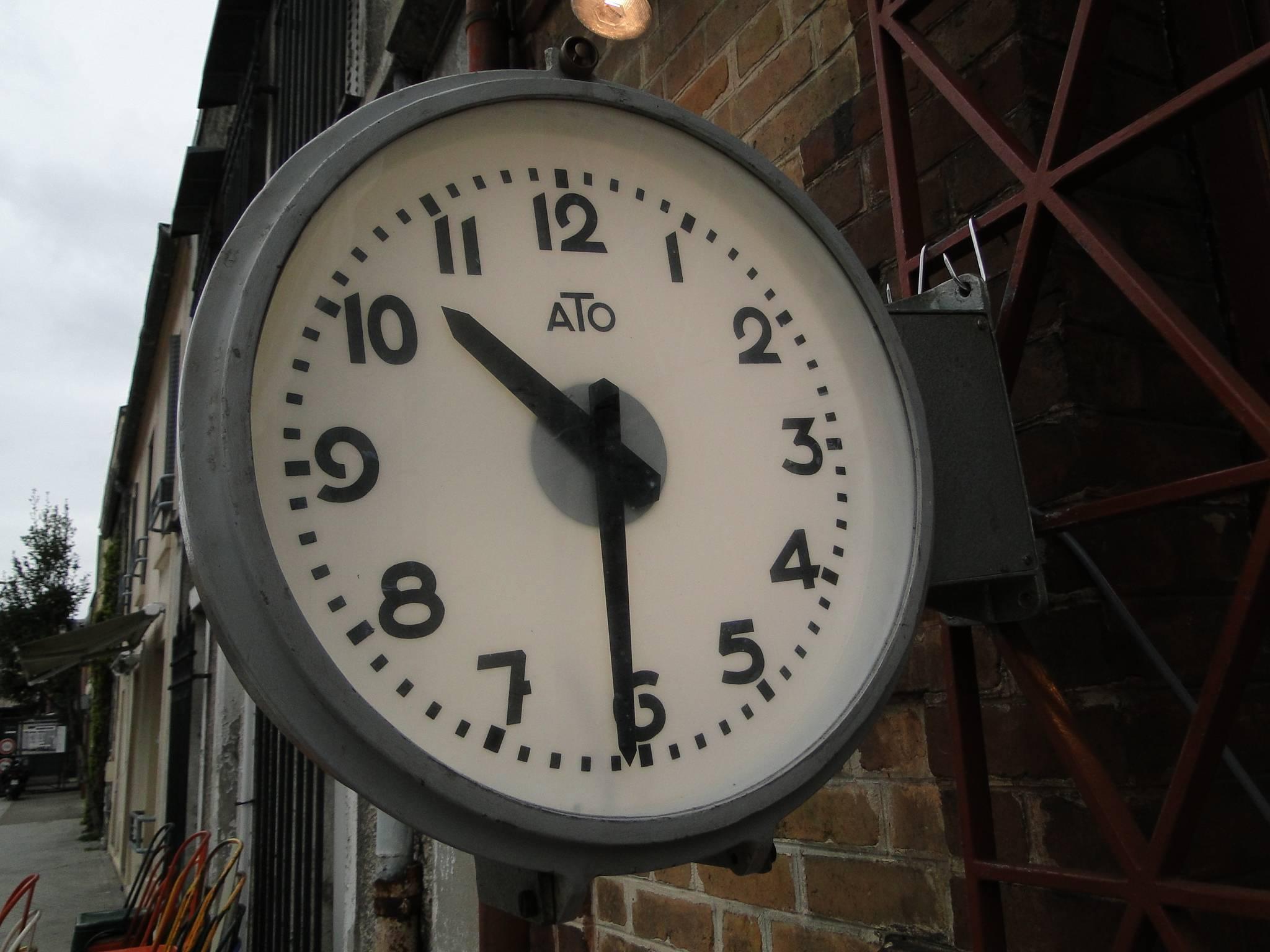 French Factory Ato Lepaute Brillie Station Railway Clock Industrial In Excellent Condition In Saint-Ouen, FR