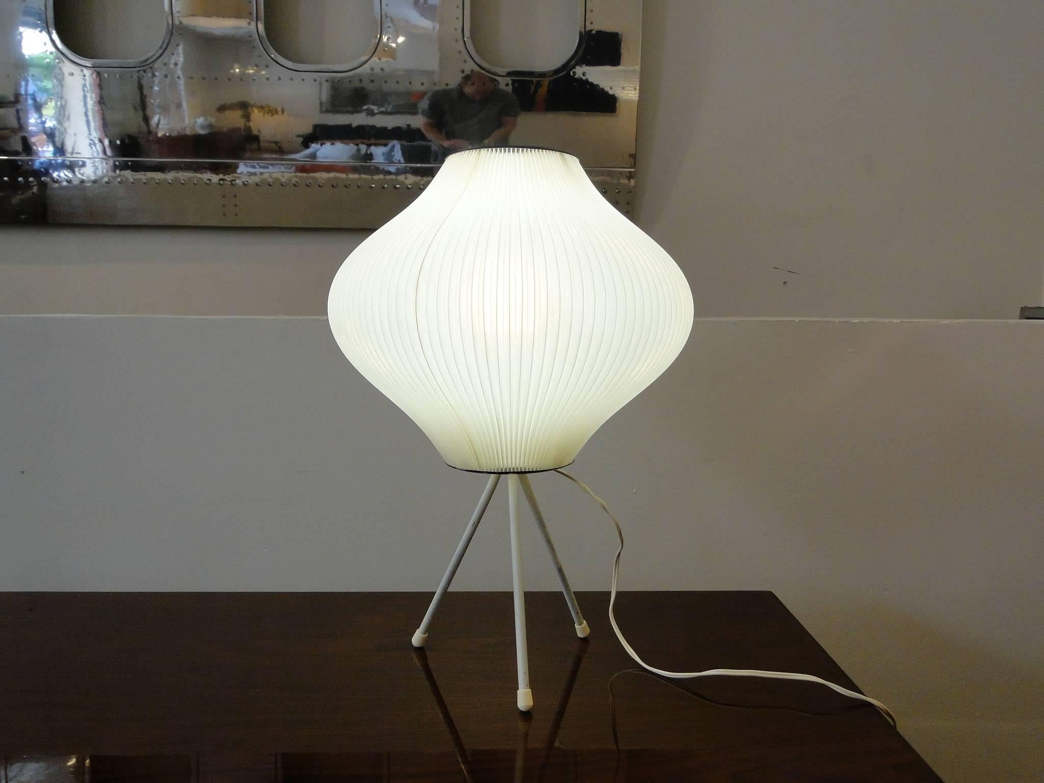 Mid-Century Modern Lampe de bureau à trois pieds française de Paris par Rispal en vente