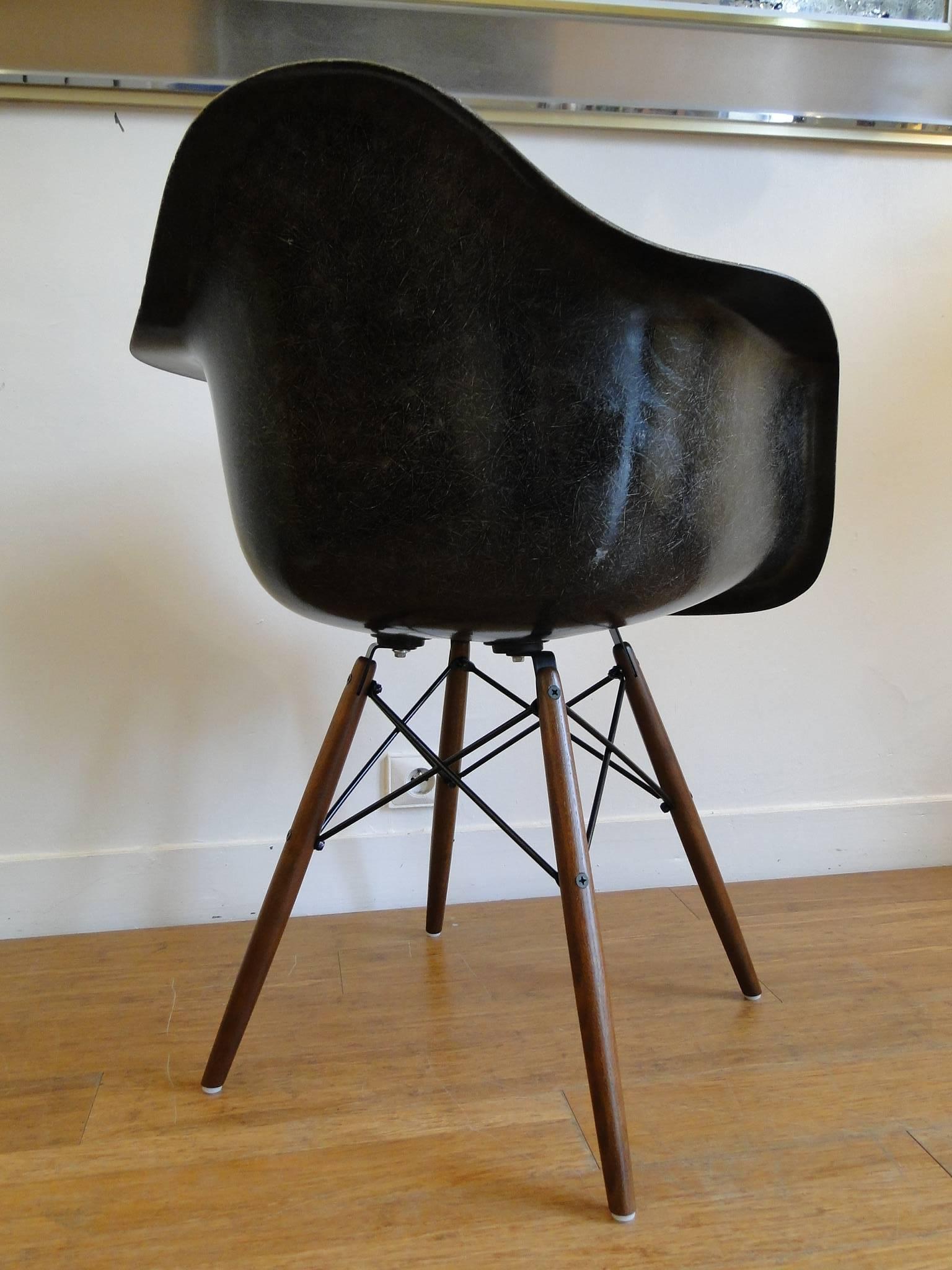 Mid-Century Modern Eames Herman Miller Zenith Parchment Dowel Leg Chair