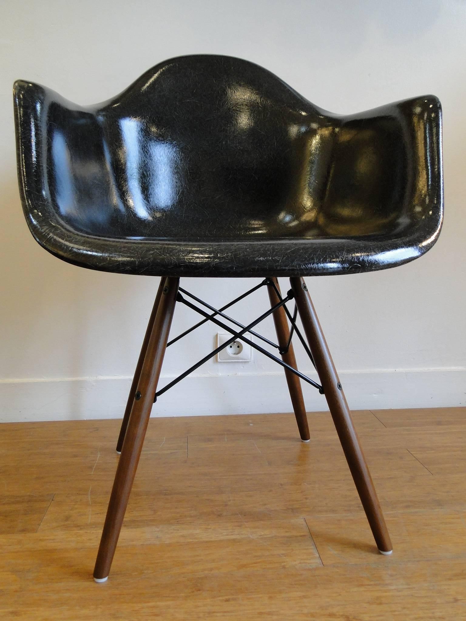 American Eames Herman Miller Zenith Parchment Dowel Leg Chair