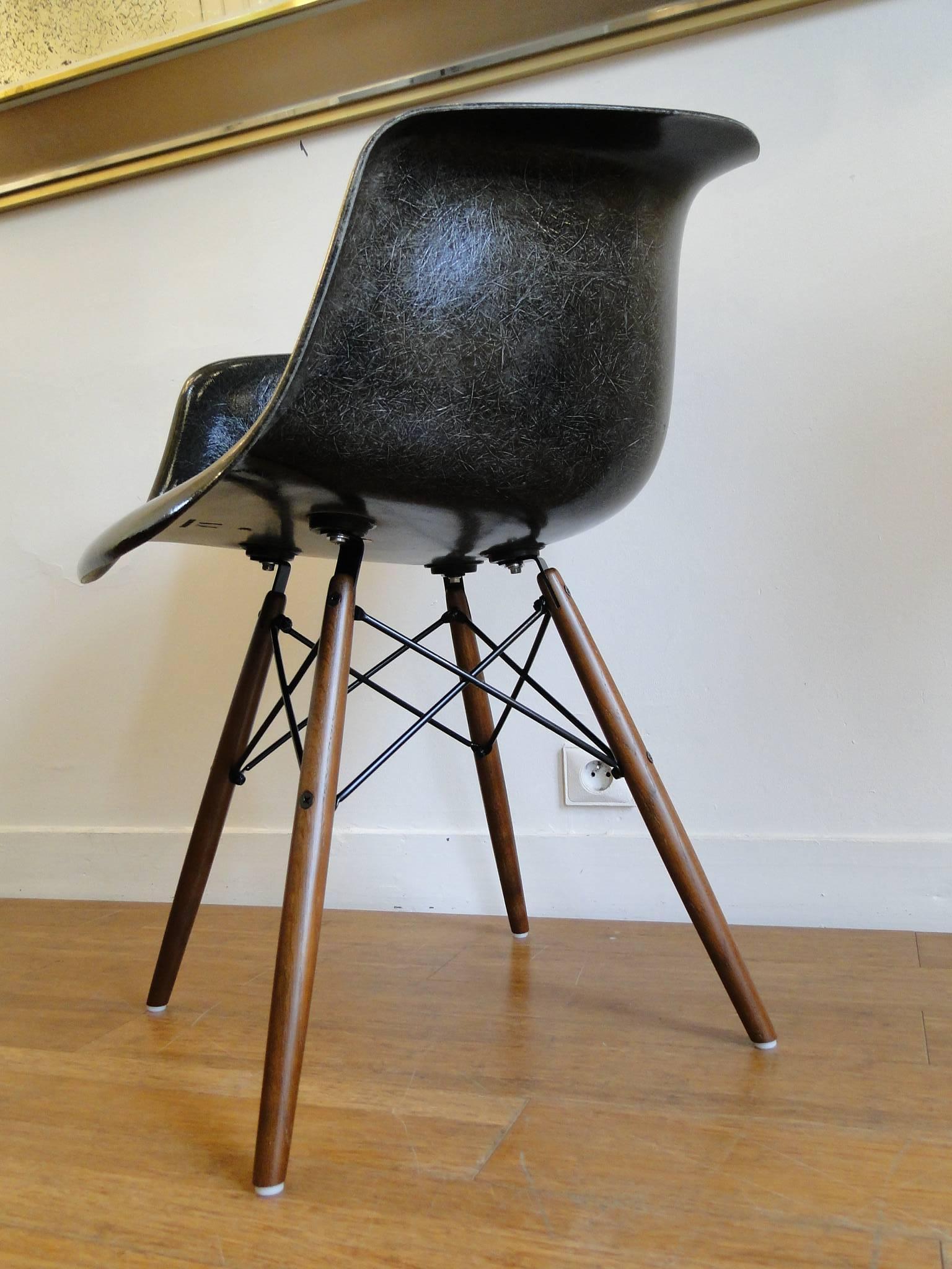 Eames Herman Miller Zenith Parchment Dowel Leg Chair In Excellent Condition In Saint-Ouen, FR