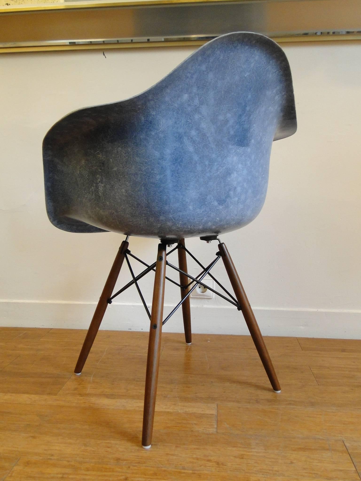 Charles & Ray Eames PAW walnut dowel leg fiberglass swivel armchair for Herman Miller Inc. Very good vintage condition. Slight age staining to the fiberglass. Base is excellent.