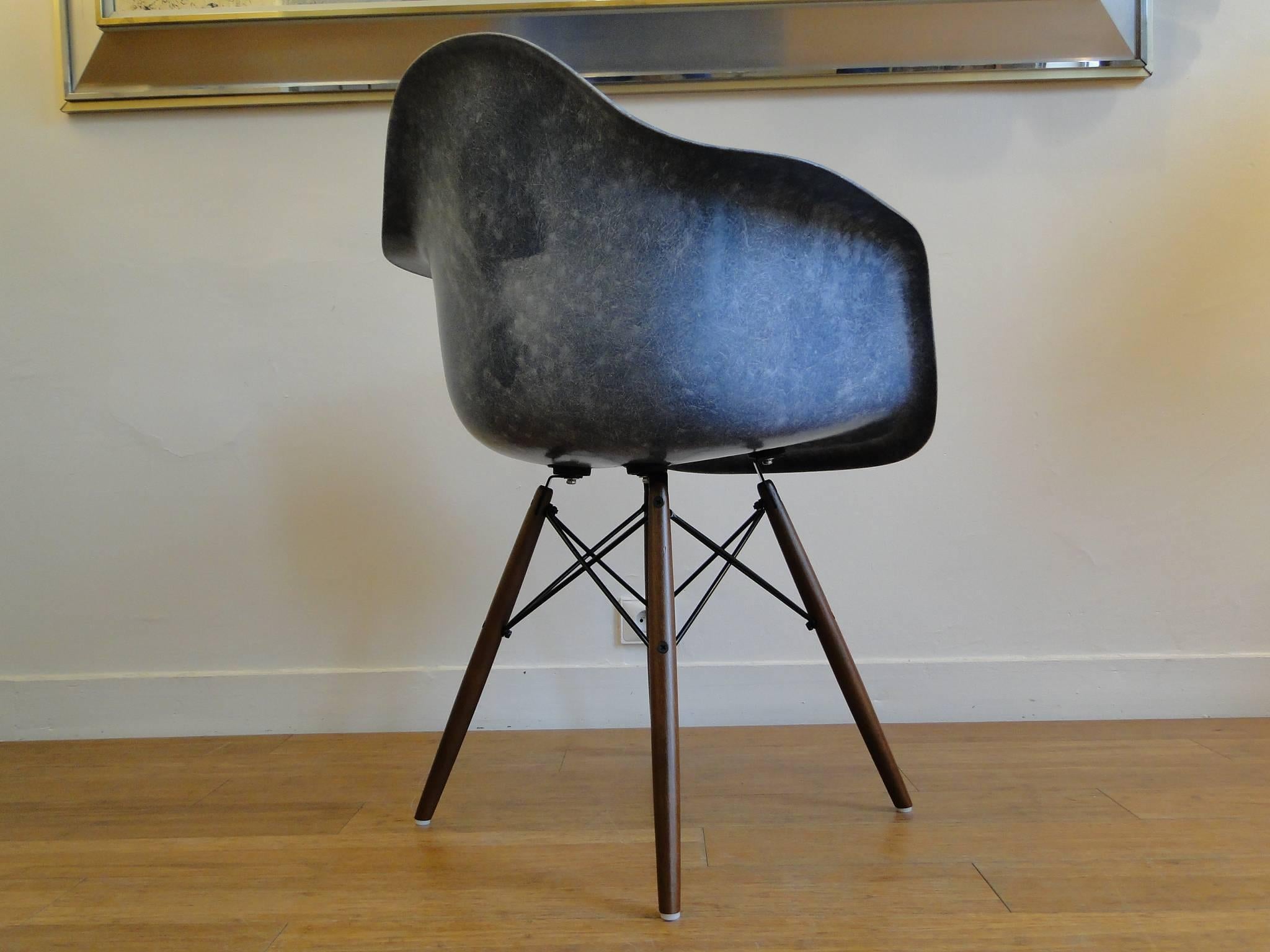 Eames Herman Miller Dowel Leg Chair In Excellent Condition In Saint-Ouen, FR