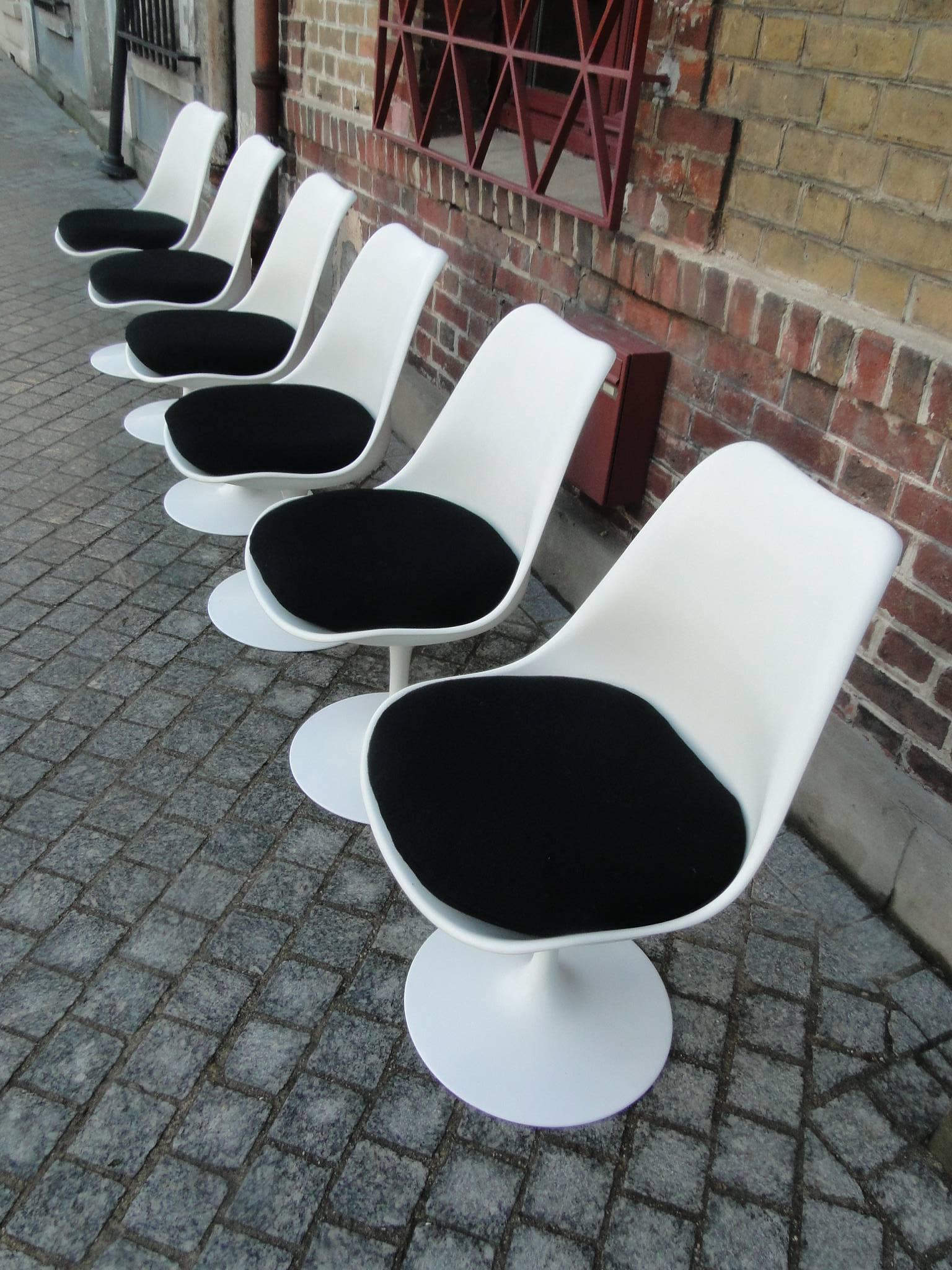 Set of six swivel dining chairs, in white metal, fibre glass, by Eero Saarinen for Knoll International, United States, design 1958, production 1960s.

These six chairs with new Fabric seats are from the Tulip collection and were designed by Eero