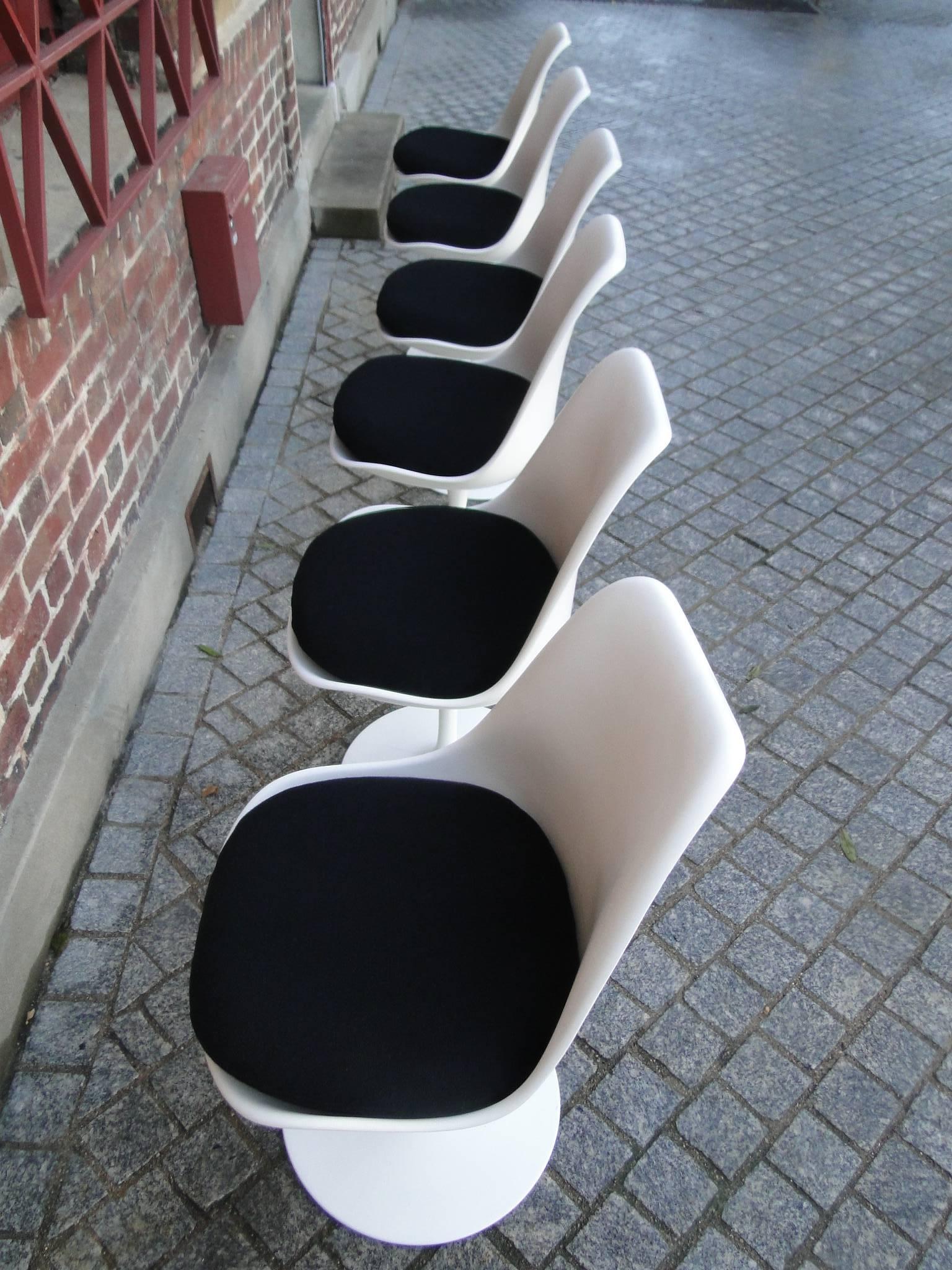 Eero Saarinen Set of Six Swivel Tulip Chairs for Knoll International In Good Condition For Sale In Saint-Ouen, FR