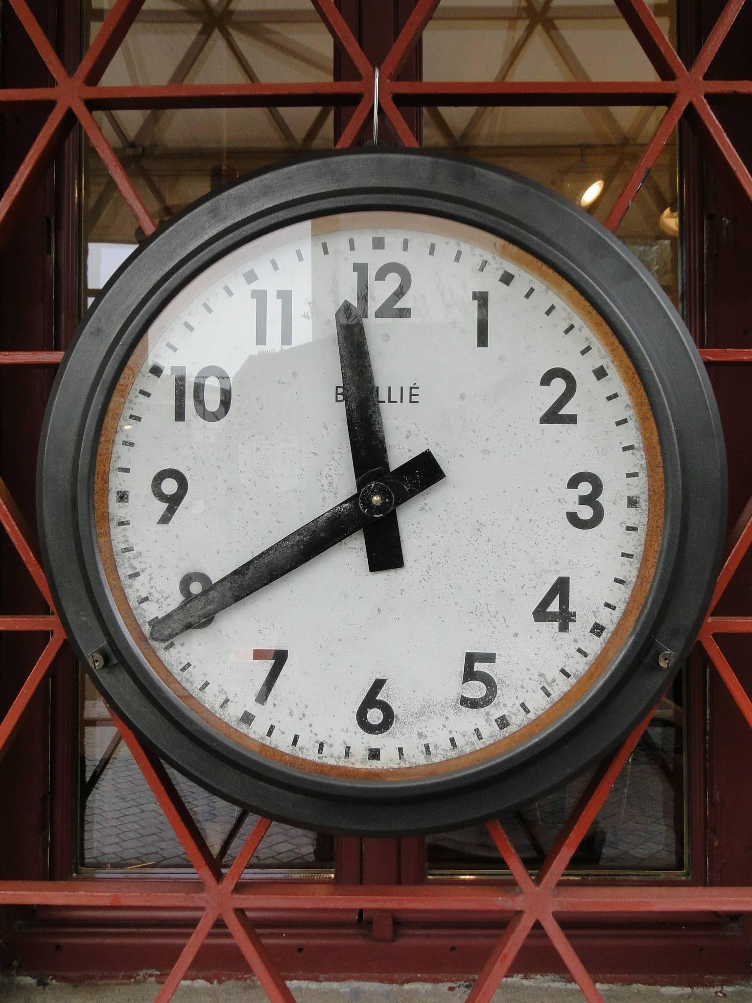 French railway clock from the 1960s. Graphite metal. Measure: Ø 60 cm, 23.62 inch.