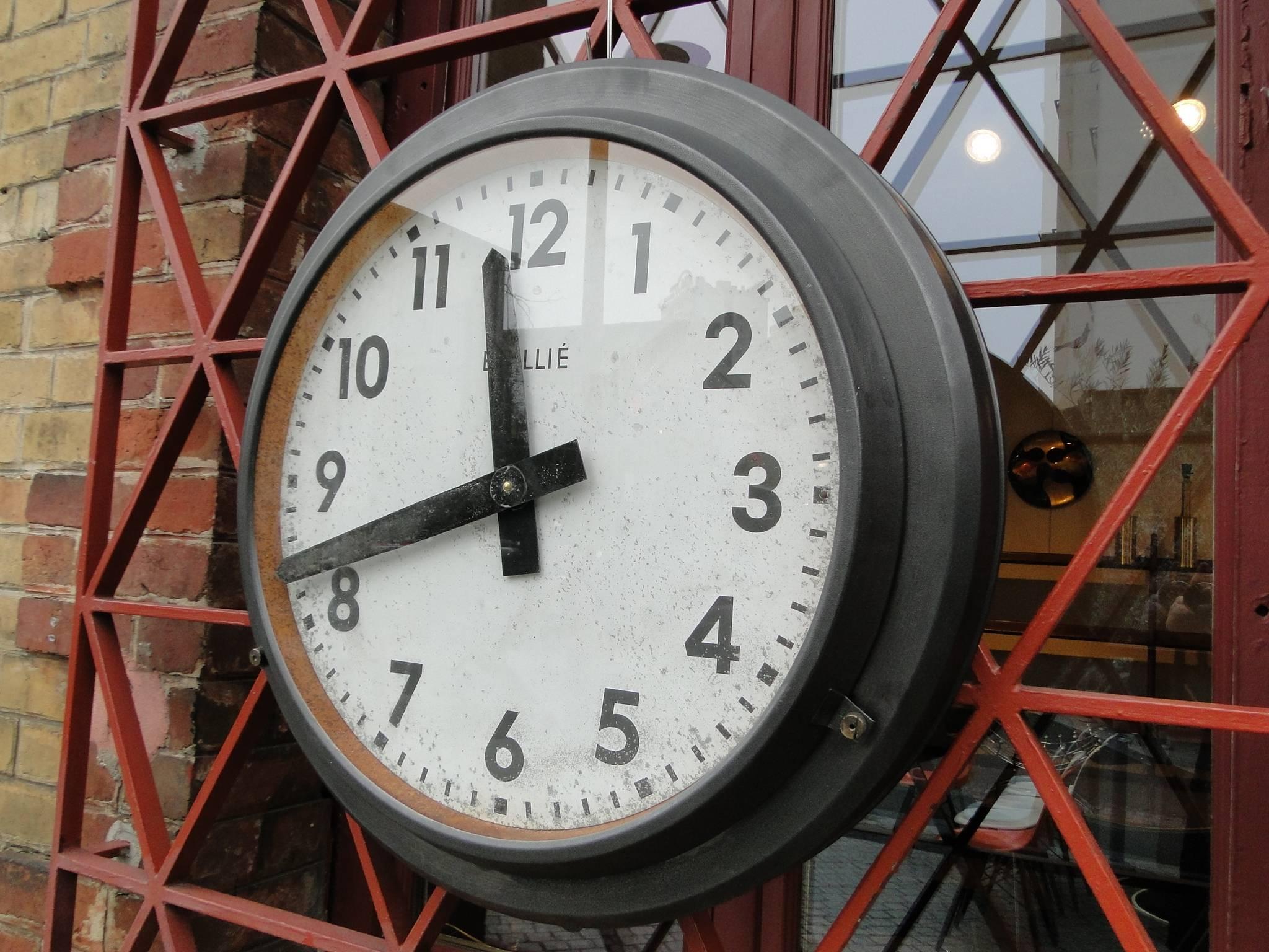 French Railway Clock from the 1960s, Graphite Metal In Good Condition In Saint-Ouen, FR