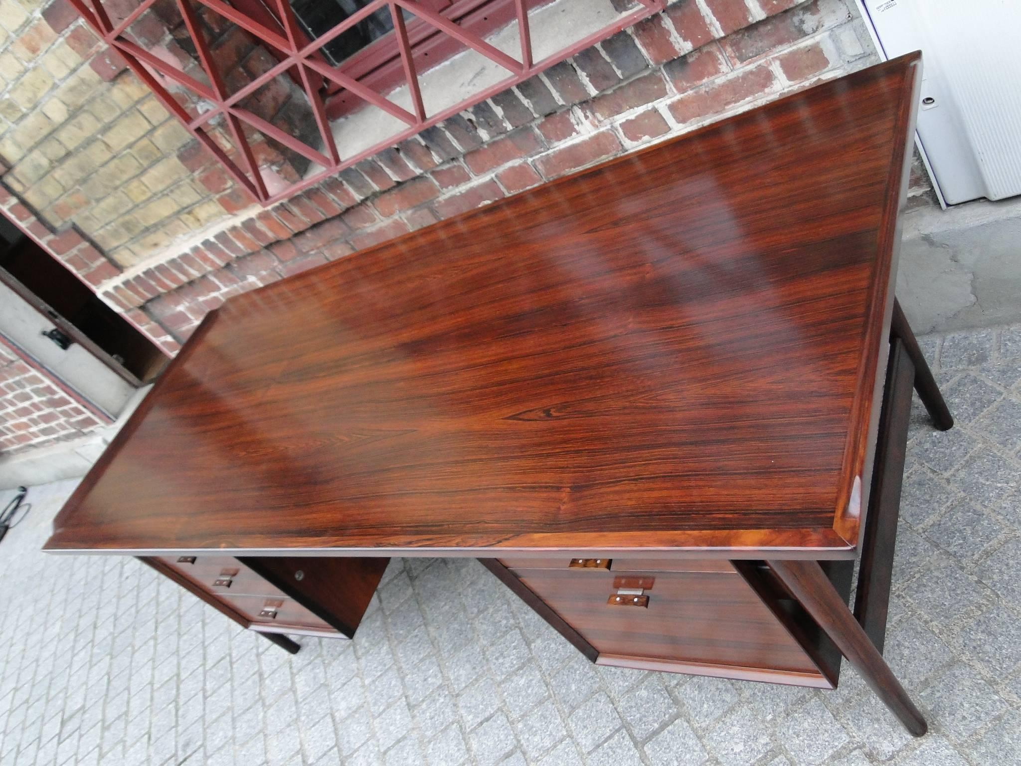 Splendid Danish Modern Rosewood Executive Desk Designed by Arne Vodder For Sale 1