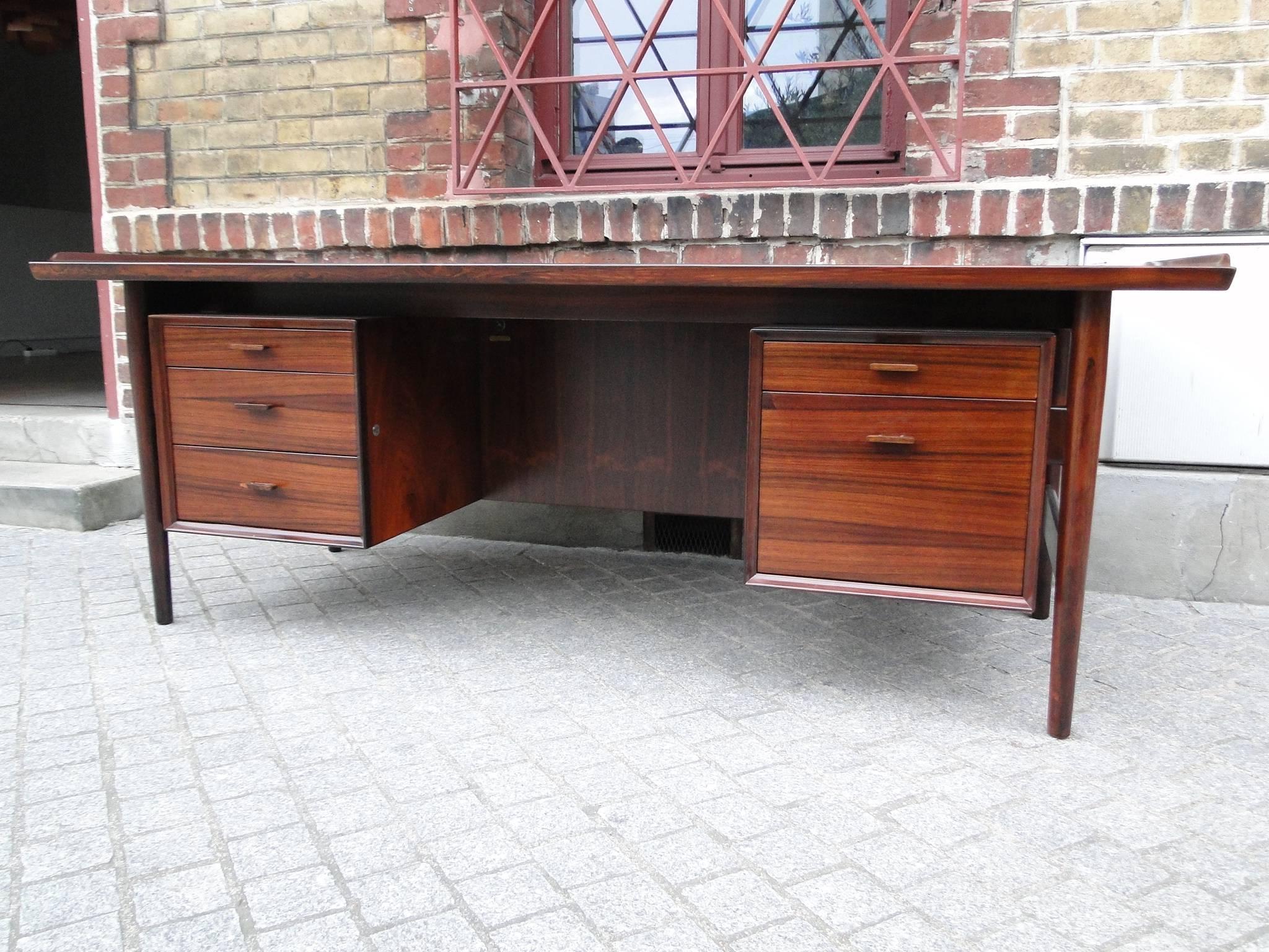 Splendid Danish Modern Rosewood Executive Desk Designed by Arne Vodder In Excellent Condition For Sale In Saint-Ouen, FR