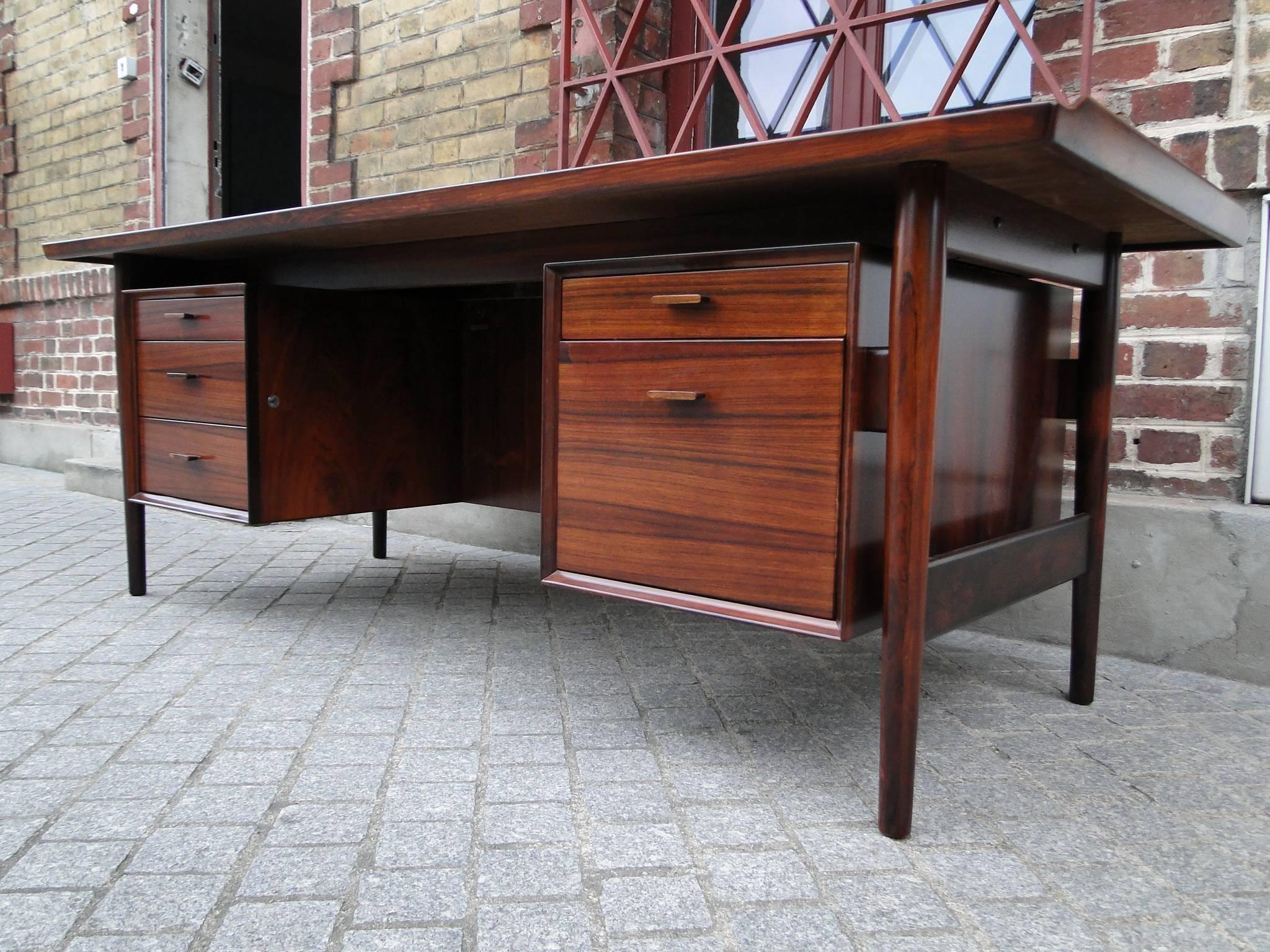 Splendid Danish Modern Rosewood Executive Desk Designed by Arne Vodder For Sale 3