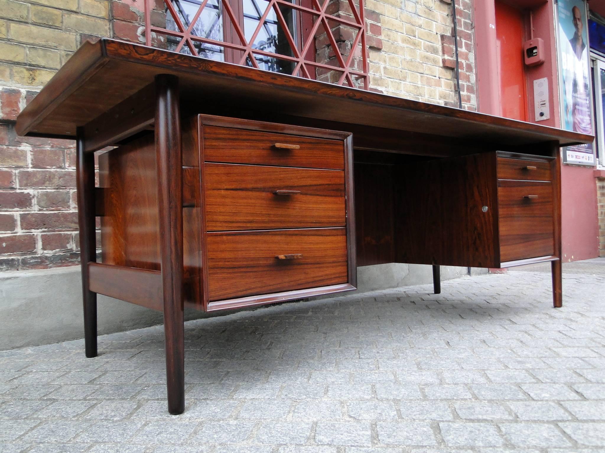 Splendid Danish Modern Rosewood Executive Desk Designed by Arne Vodder For Sale 2
