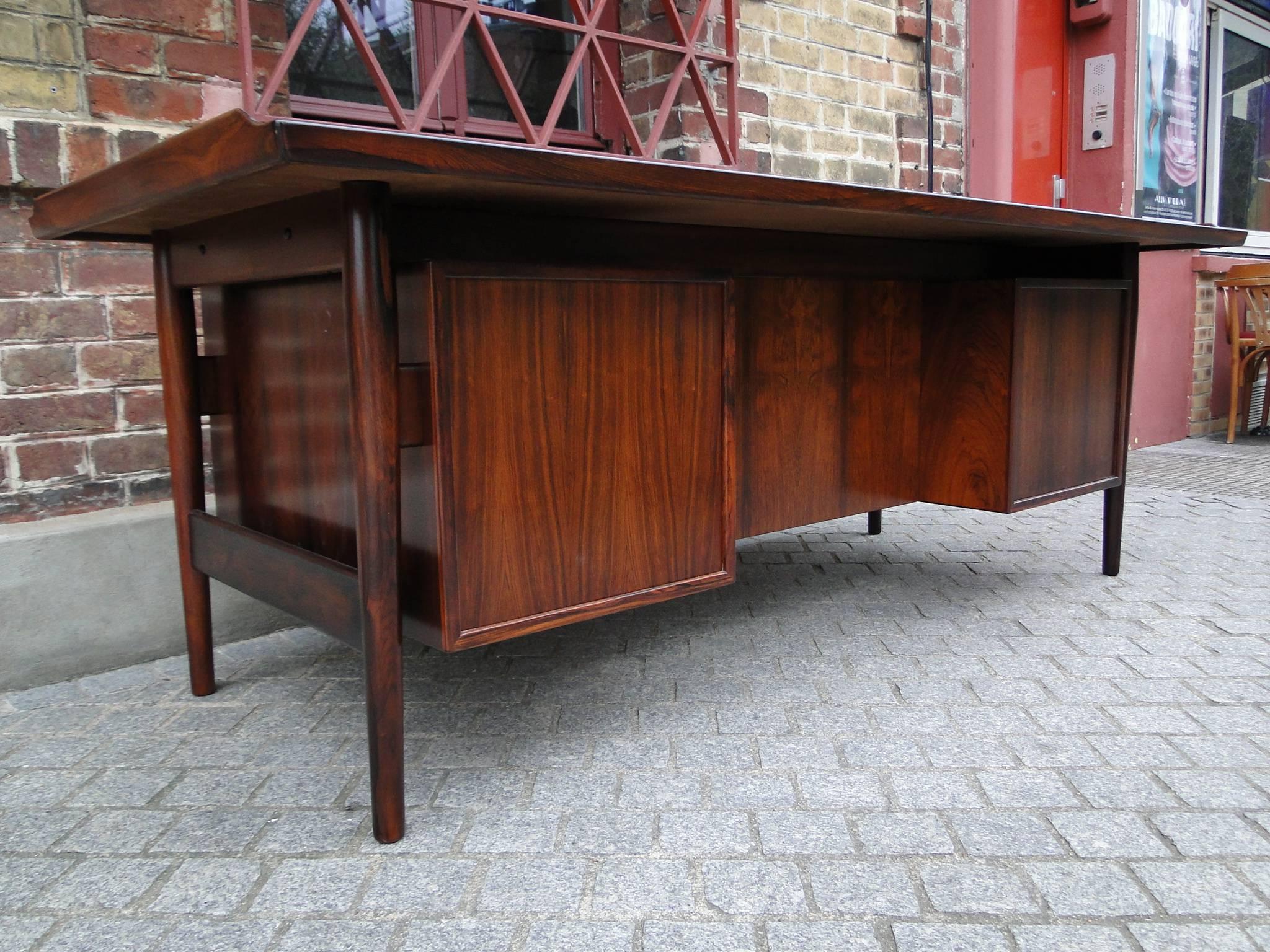 Splendid Danish Modern Rosewood Executive Desk Designed by Arne Vodder For Sale 4